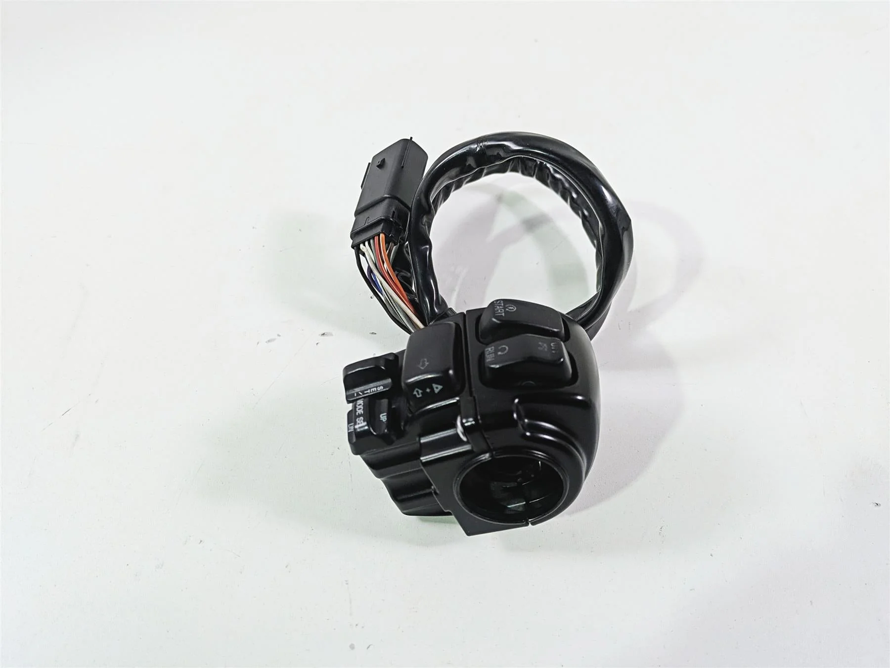 2009 Harley Touring FLHX Street Glide Right Hand Cruise Control Switch 71684-06A - Image 2