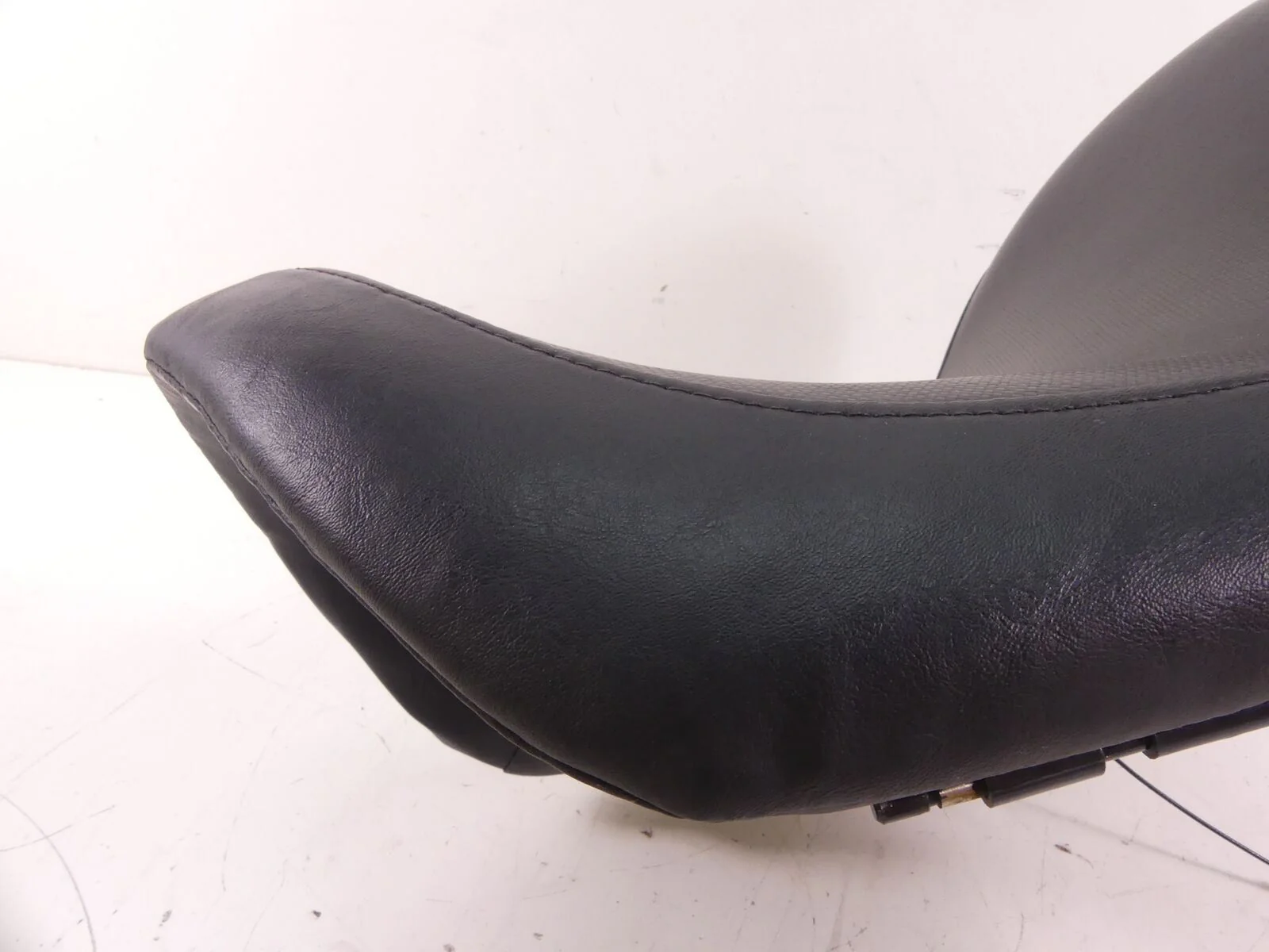 2009 Harley VRSCAW V-Rod Front Rider Driver Saddle Seat - Nice 52383-07 - Image 7