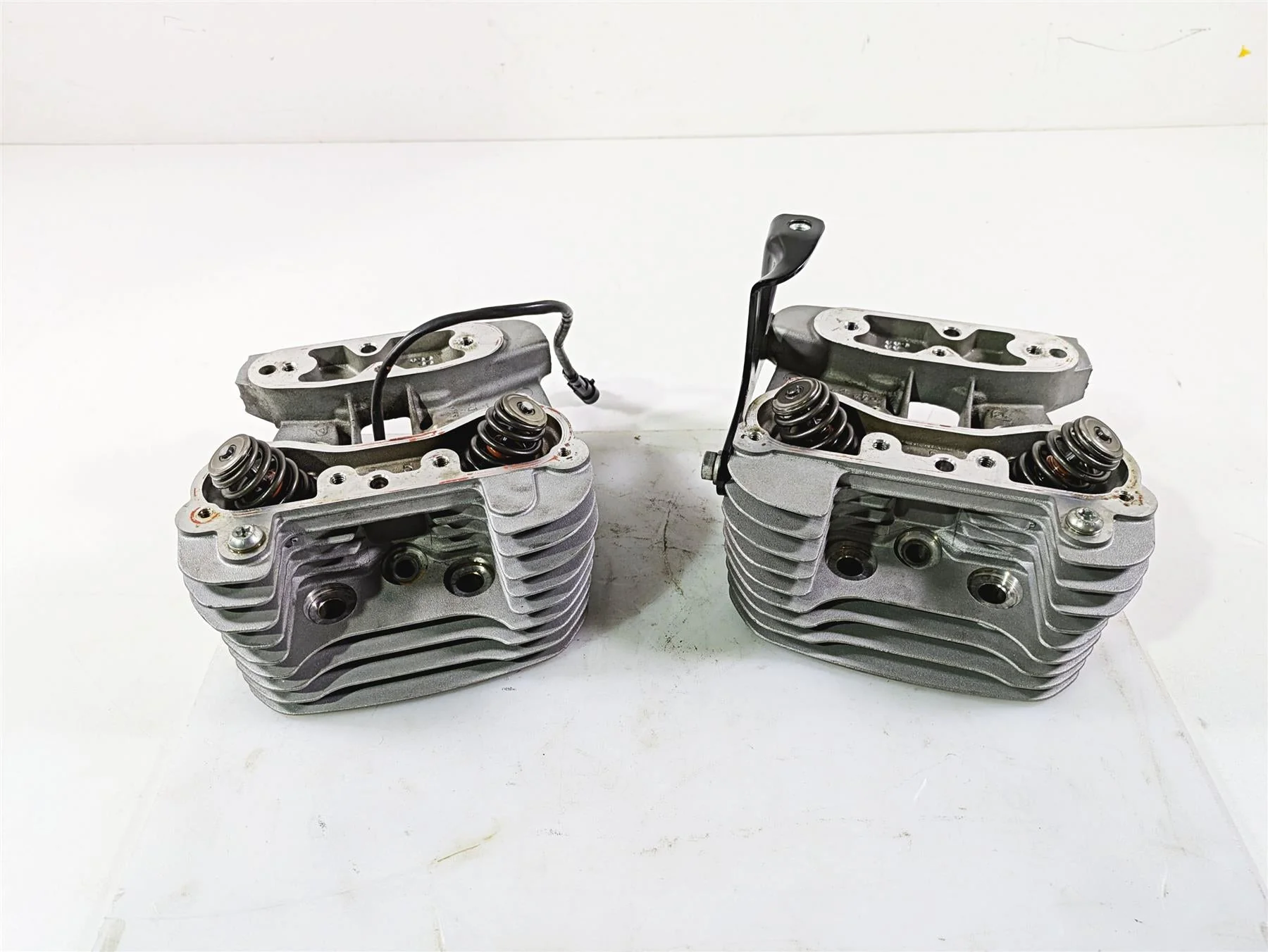 2009 Harley XR1200 Sportster Cylinderhead Cylinder Head Set 17523-08 17524-08
