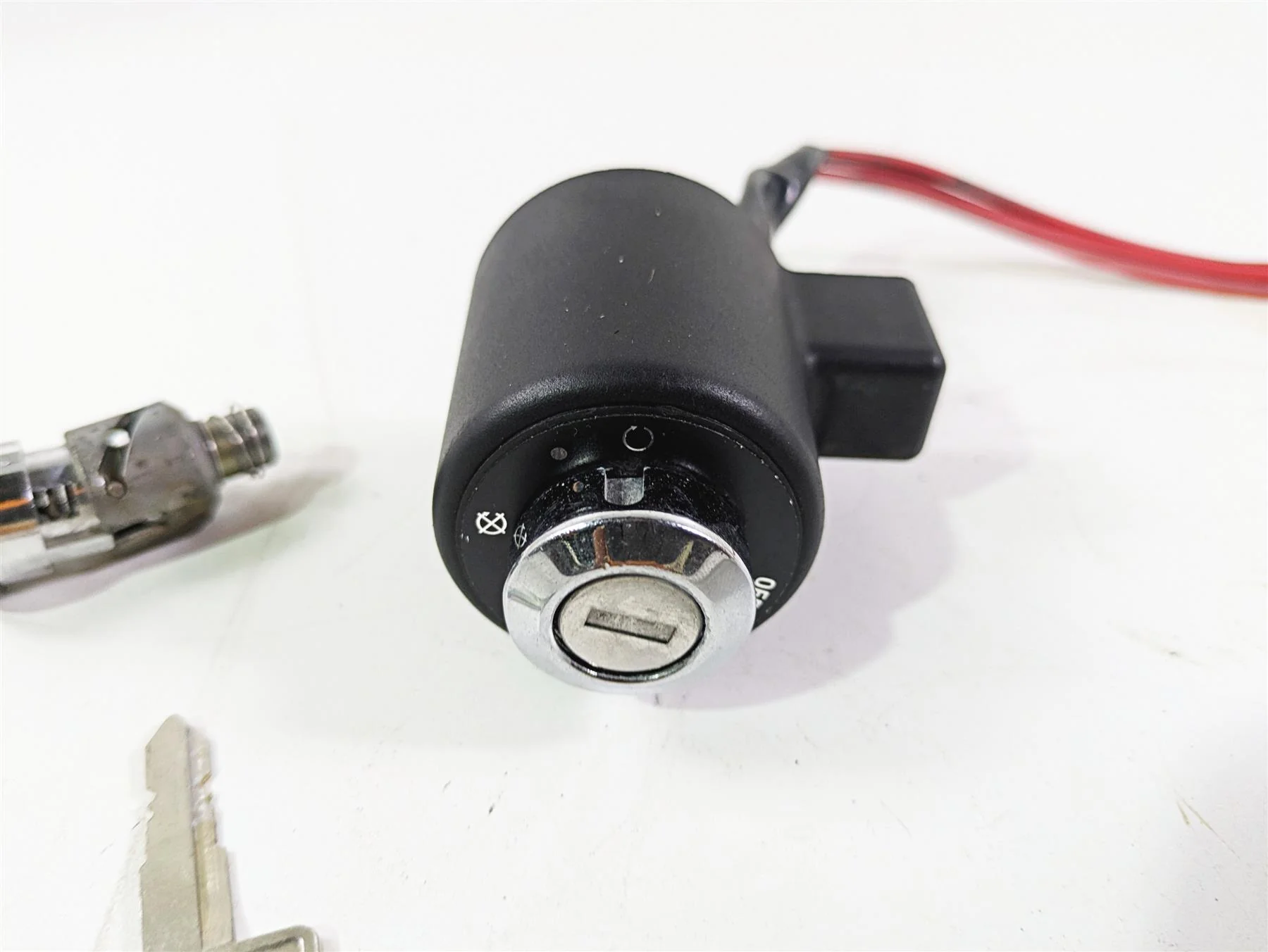 2009 Harley XR1200 Sportster Ignition Switch Steering Lock Key Set 48154-05 - Image 4