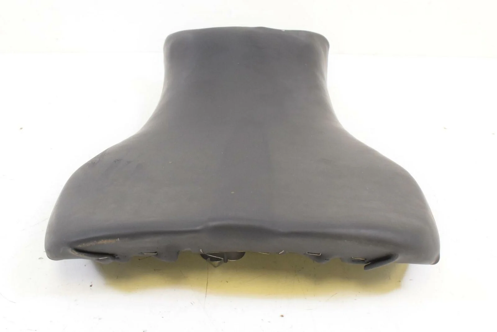 2009 Triumph Daytona 675 Front Rider Driver Seat Saddle T2306402 - Image 4