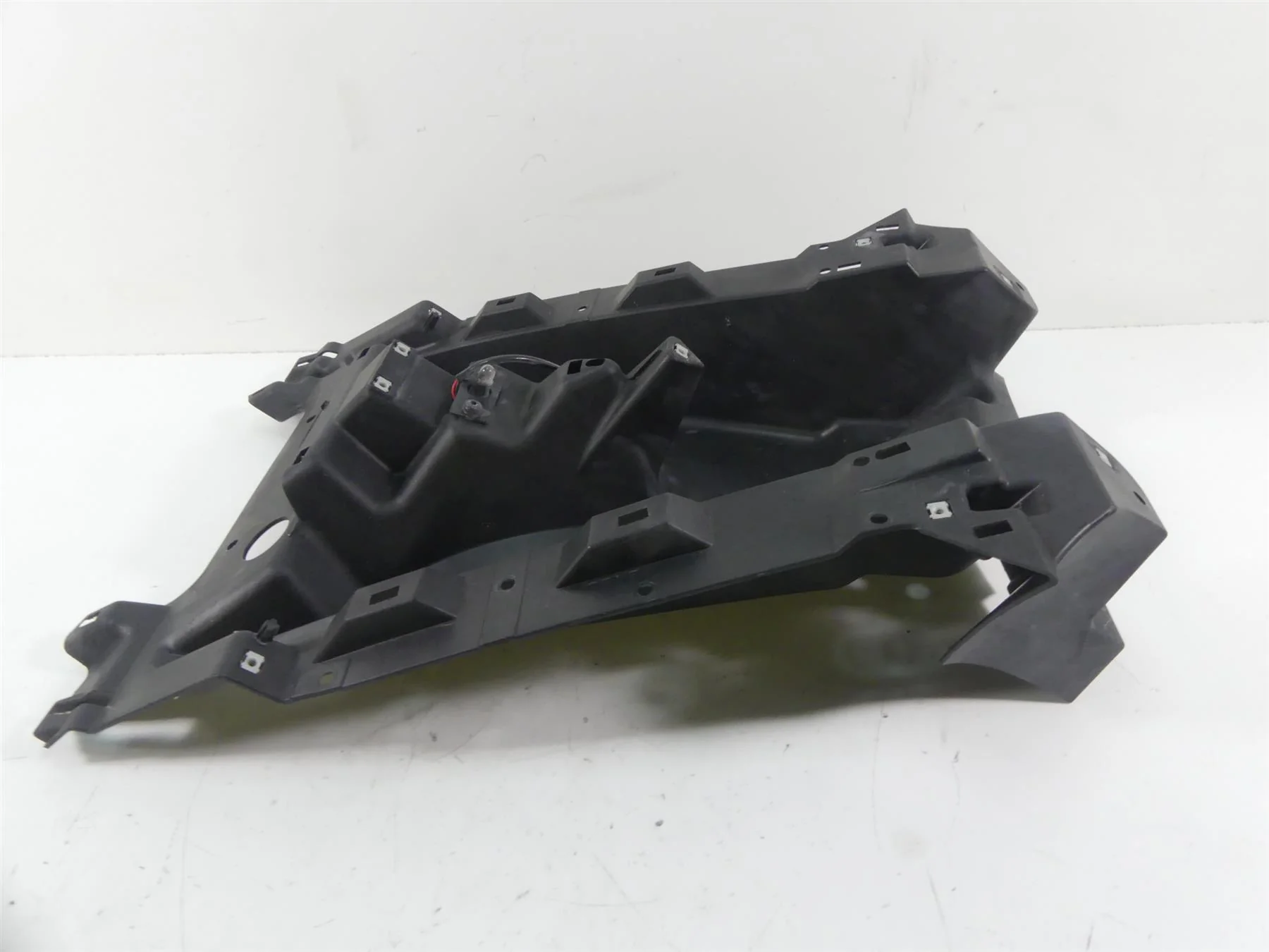 2009 Victory Vision Tour Rear Inner Fender Main Support 5437132 - Image 4