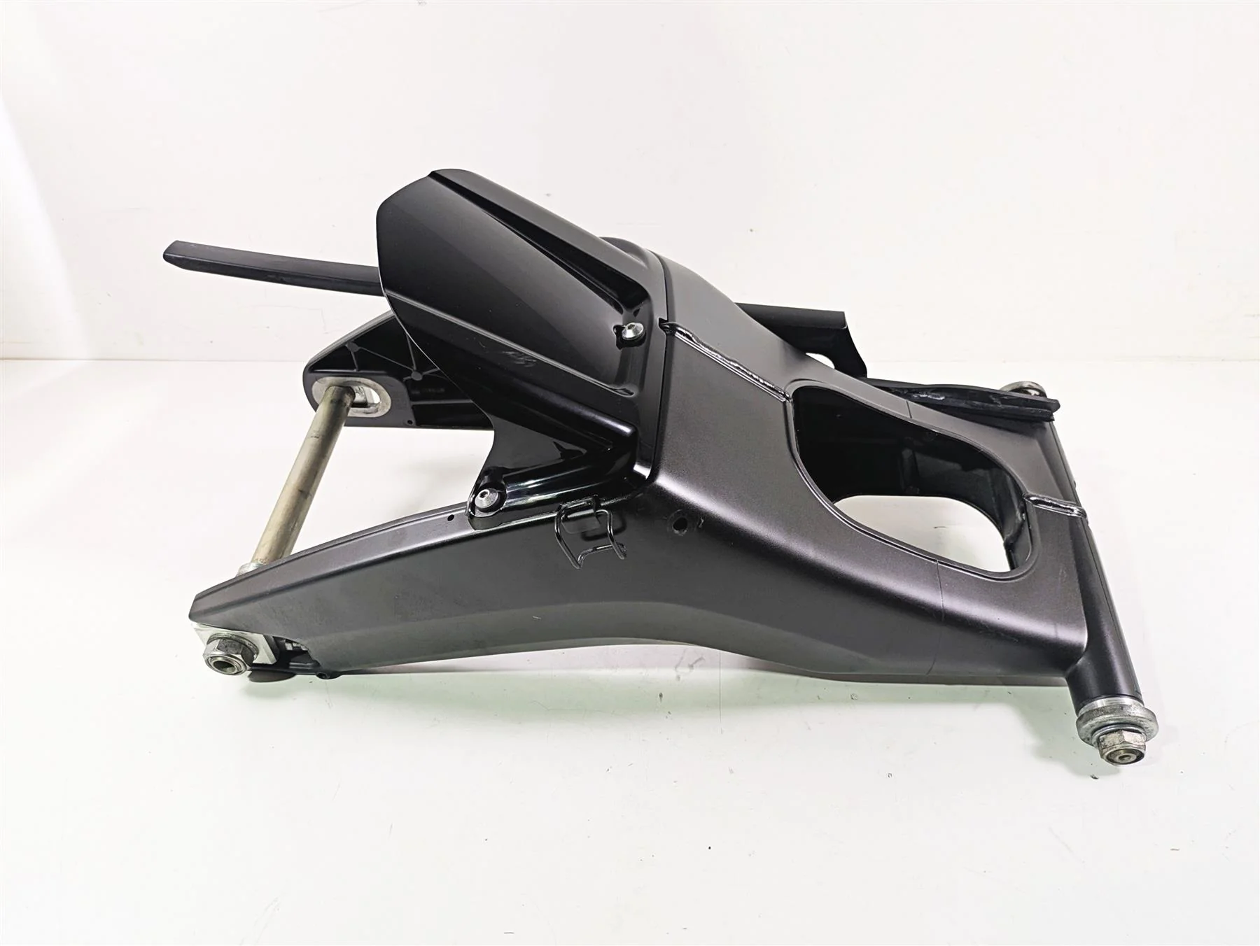 2009 Yamaha FZ1 FZS10 Fazer Straight Rear Swingarm & Axle Set 2D1-22110-11-00