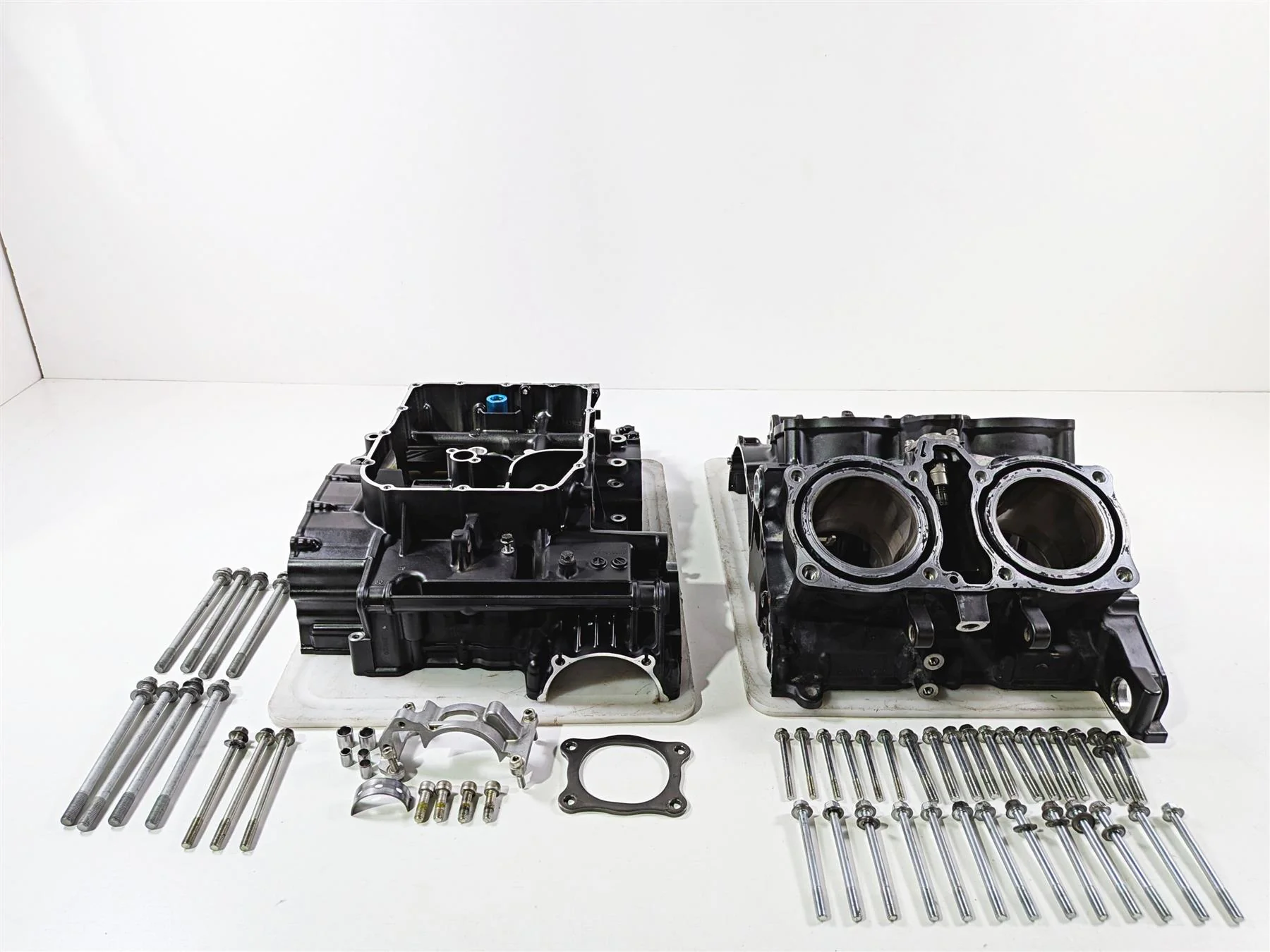 2009 Yamaha VMX17 V-Max 1700 Engine Crank Case Crankcase Set 2S3-15100-11
