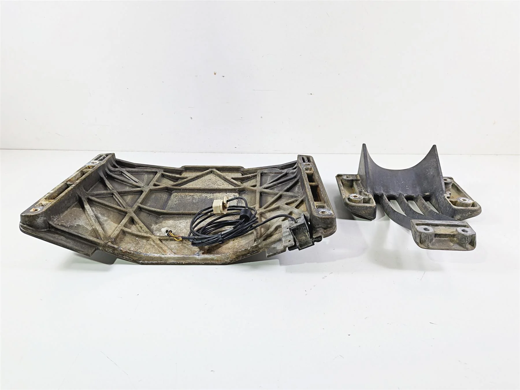 2009 Yamaha Waverunner FX1800 Cruiser Riding Skid Plate & Sensor 6S5-R1333-01-00 - Image 2