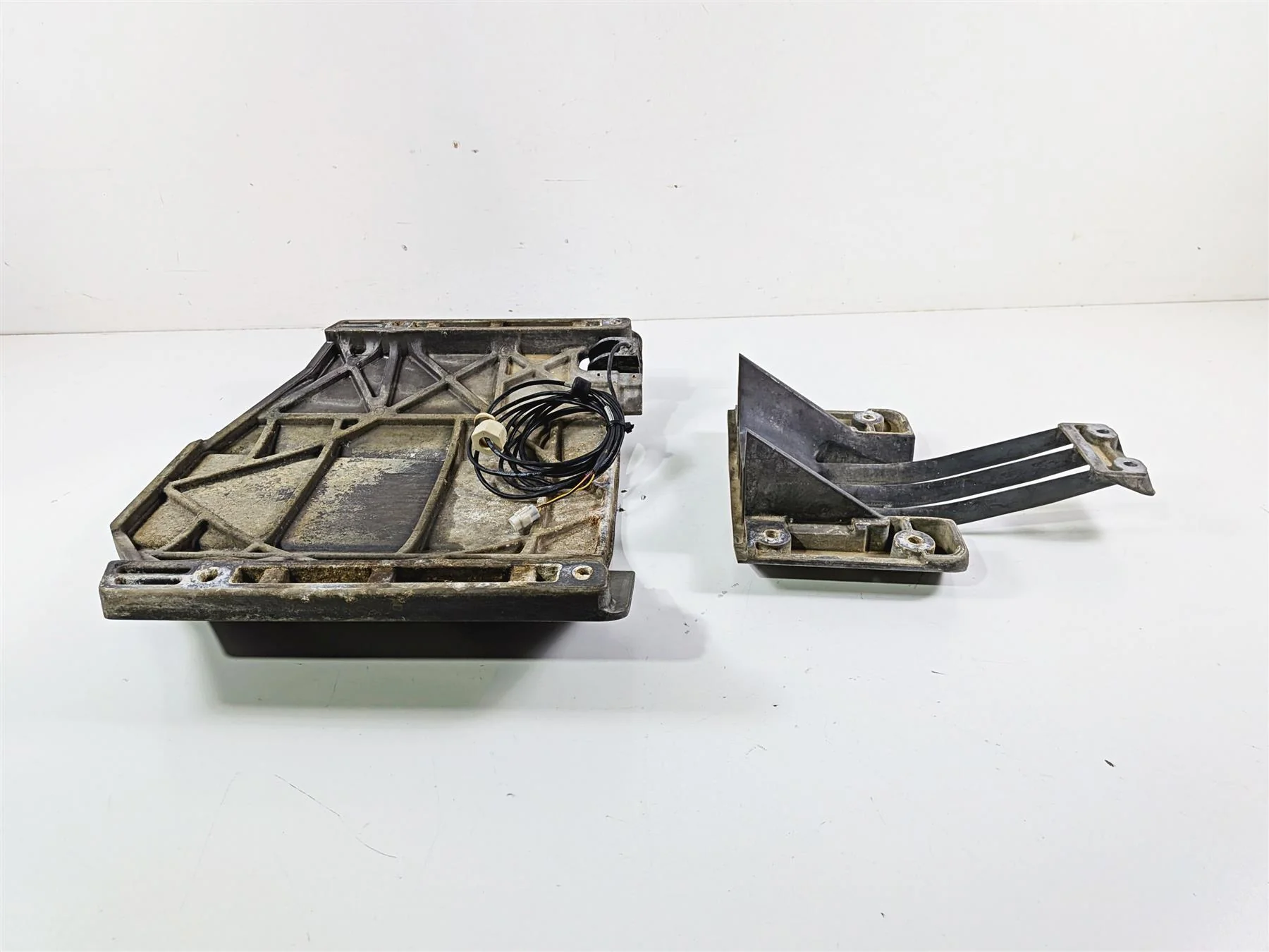 2009 Yamaha Waverunner FX1800 Cruiser Riding Skid Plate & Sensor 6S5-R1333-01-00 - Image 3