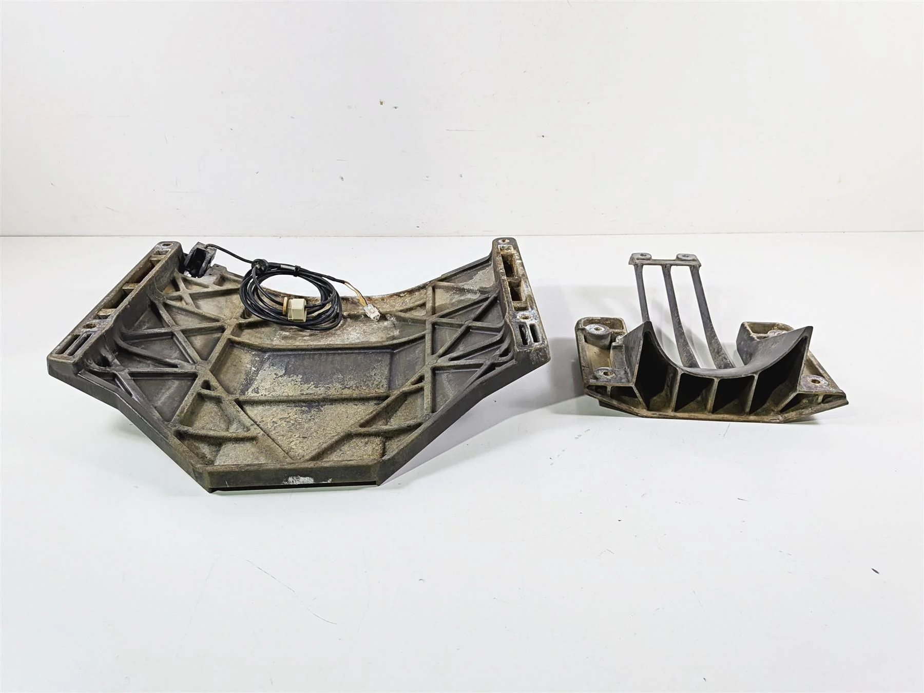 2009 Yamaha Waverunner FX1800 Cruiser Riding Skid Plate & Sensor 6S5-R1333-01-00 - Image 4