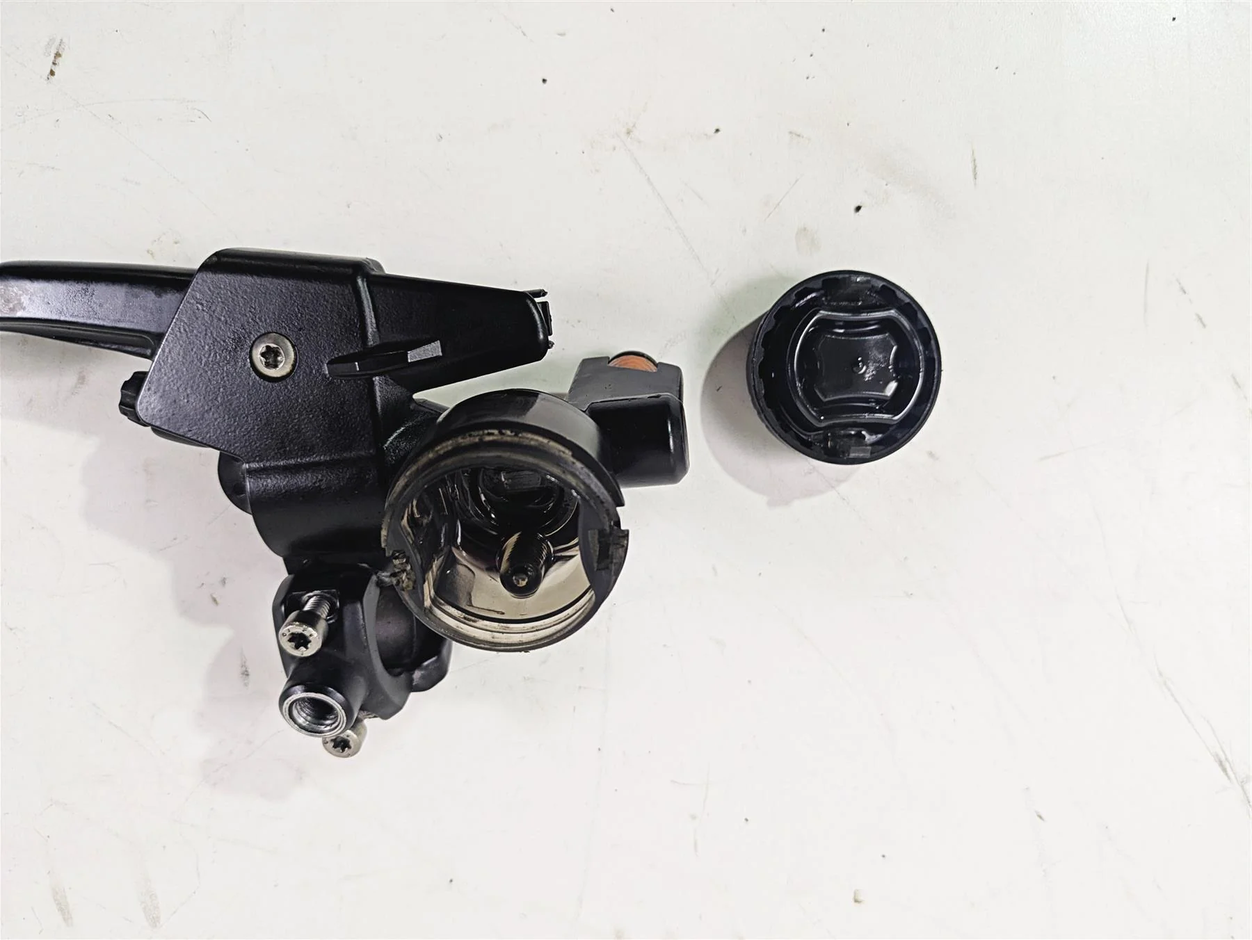 2010 BMW R1200GS K25 Clutch Master Cylinder & Lever 32727728848 - Image 12