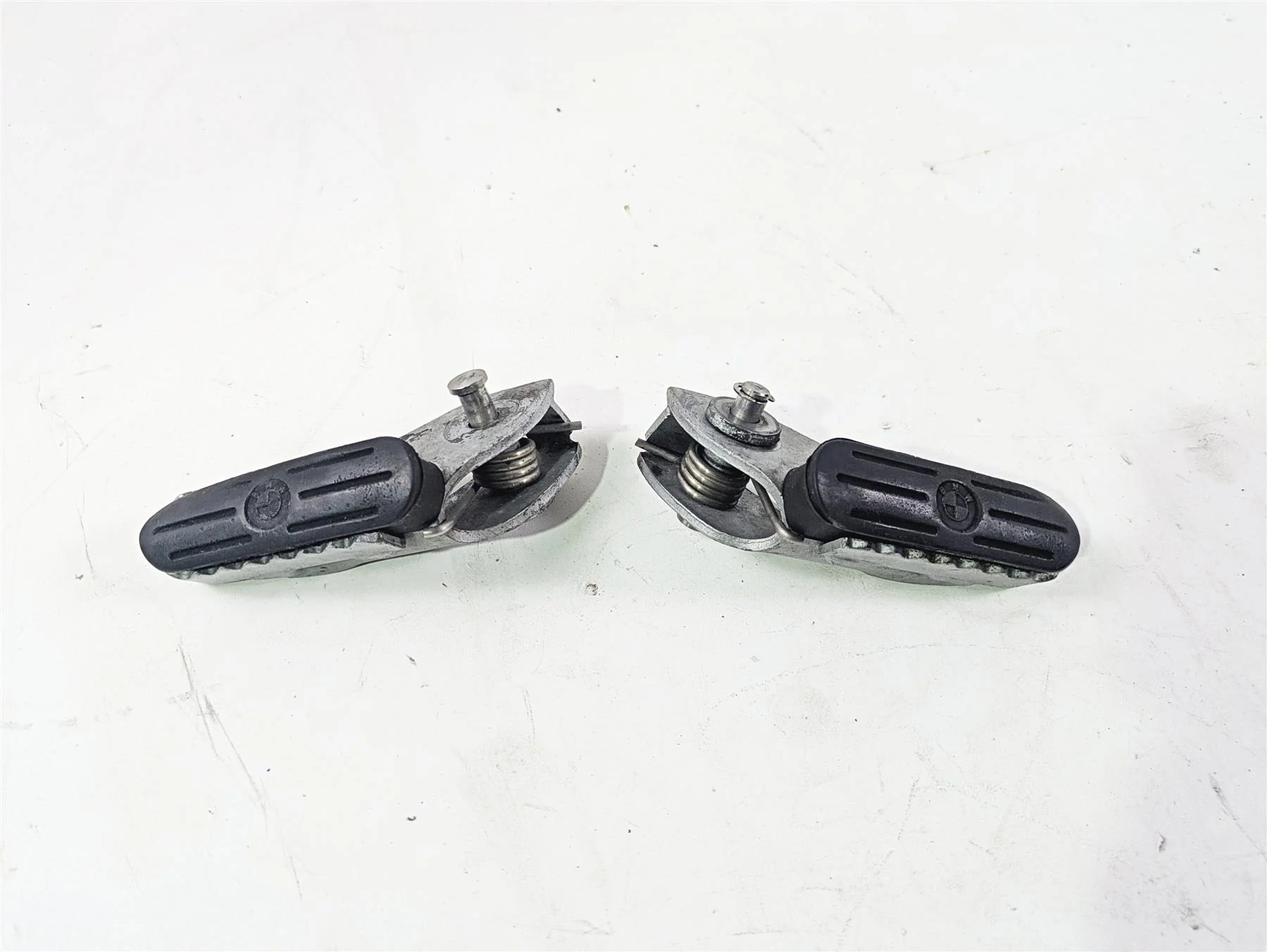 2010 BMW R1200GS K25 Front Footpeg Foot Peg Rest Set 46717729281 46717729282
