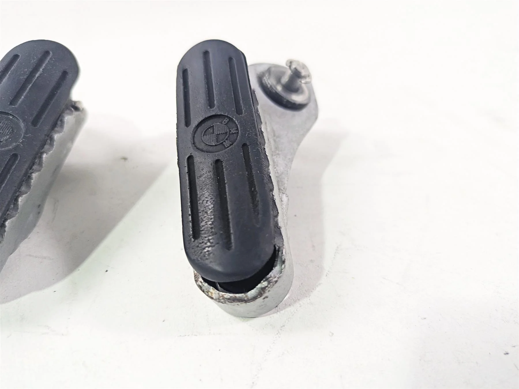 2010 BMW R1200GS K25 Front Footpeg Foot Peg Rest Set 46717729281 46717729282 - Image 11