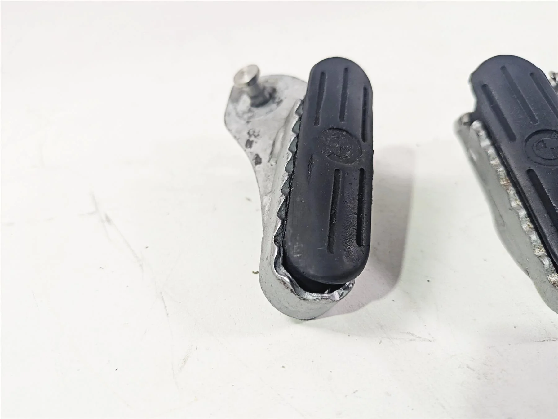 2010 BMW R1200GS K25 Front Footpeg Foot Peg Rest Set 46717729281 46717729282 - Image 12