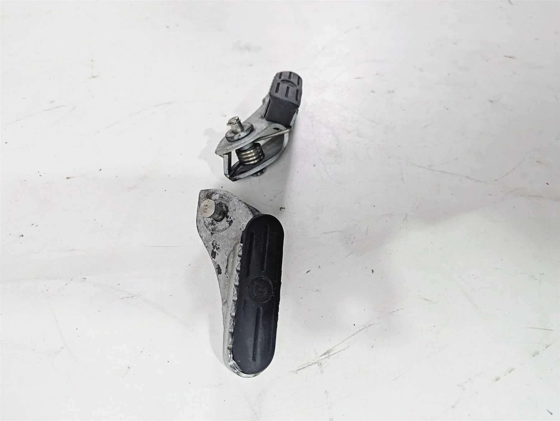 2010 BMW R1200GS K25 Front Footpeg Foot Peg Rest Set 46717729281 46717729282 - Image 2