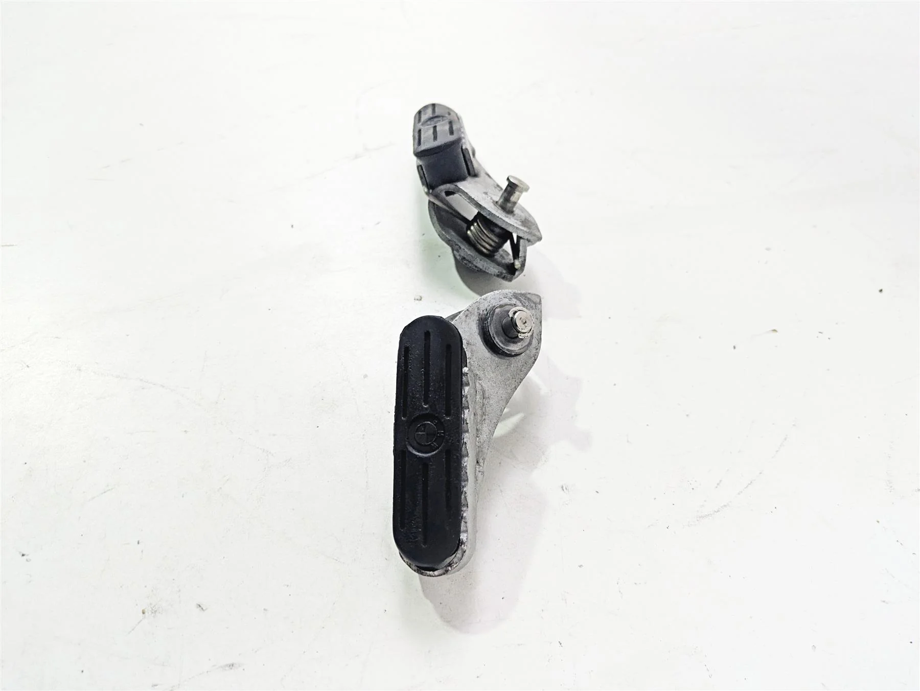 2010 BMW R1200GS K25 Front Footpeg Foot Peg Rest Set 46717729281 46717729282 - Image 3