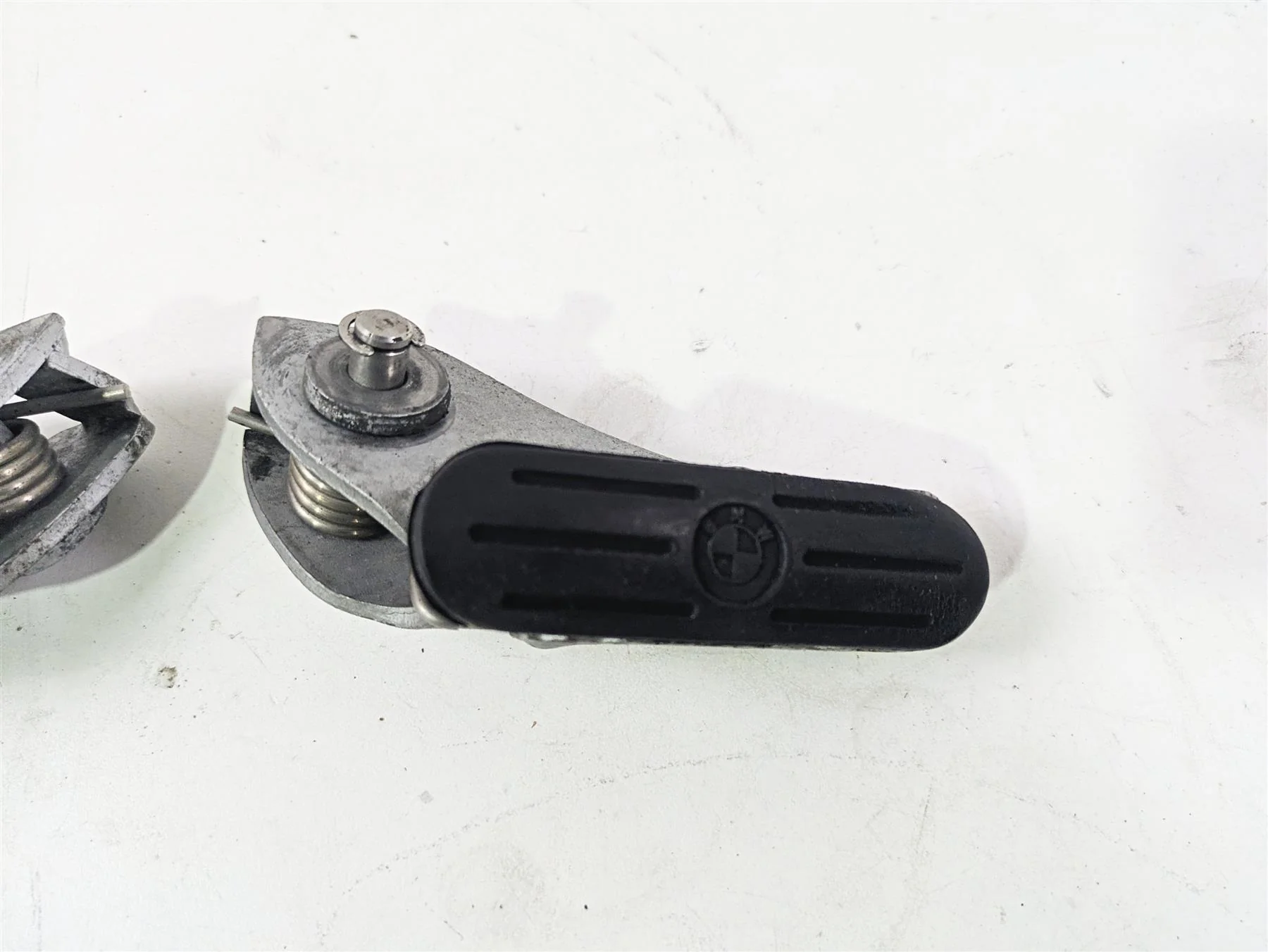 2010 BMW R1200GS K25 Front Footpeg Foot Peg Rest Set 46717729281 46717729282 - Image 5