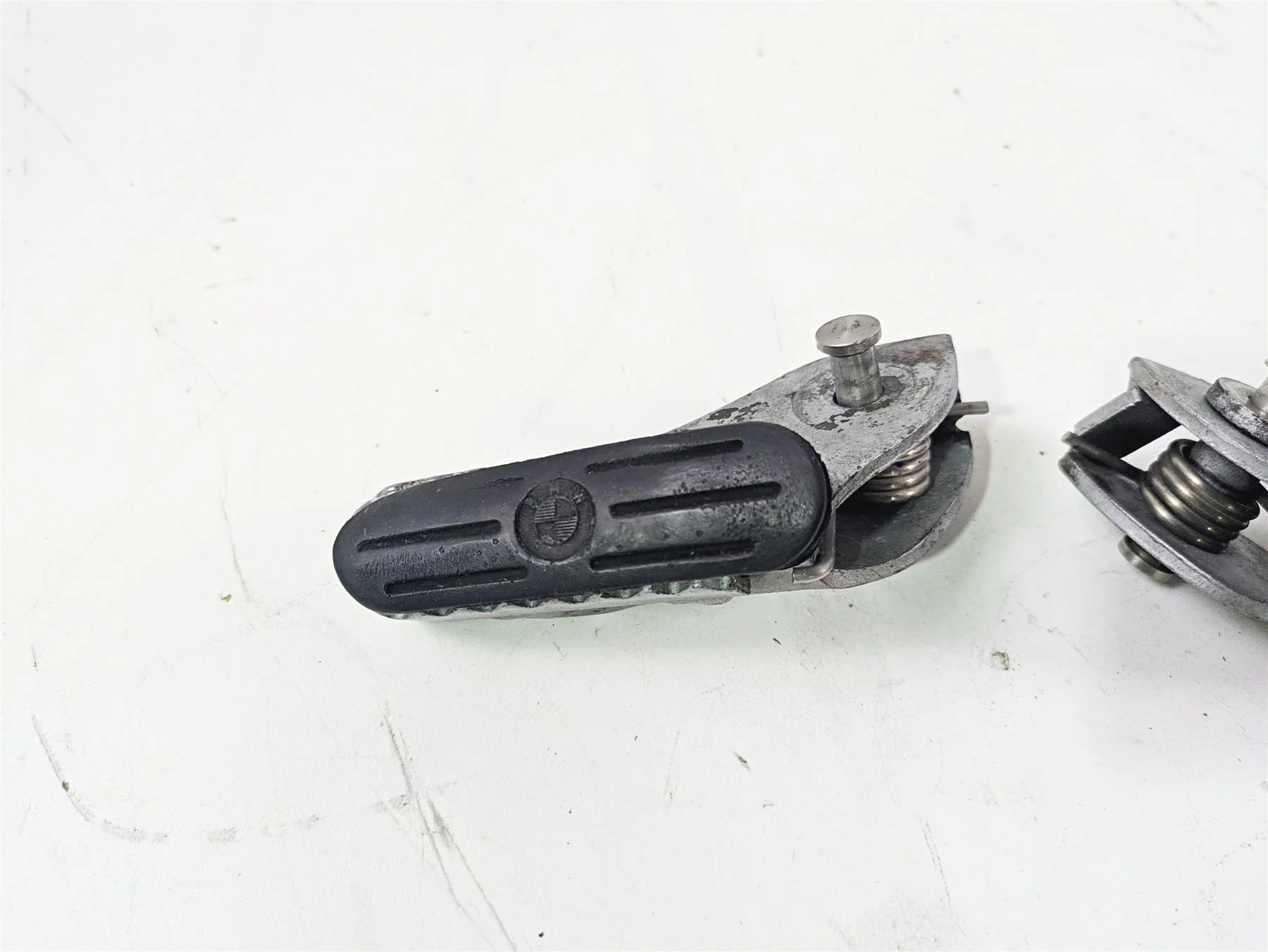 2010 BMW R1200GS K25 Front Footpeg Foot Peg Rest Set 46717729281 46717729282 - Image 6