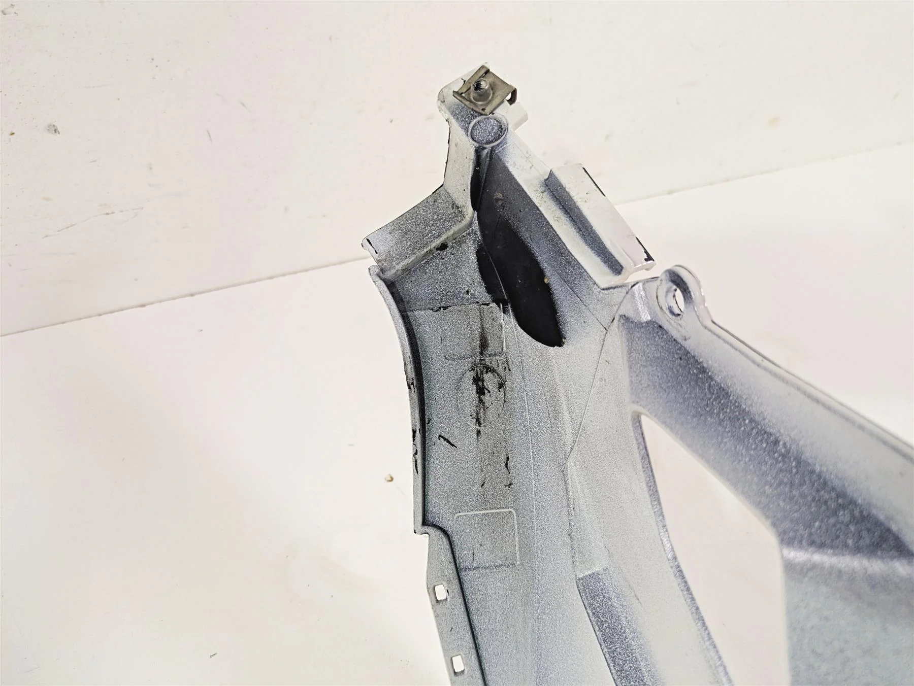 2010 BMW R1200GS K25 Front Upper Fender Alpin White 46617705227 46617705228 - Image 10