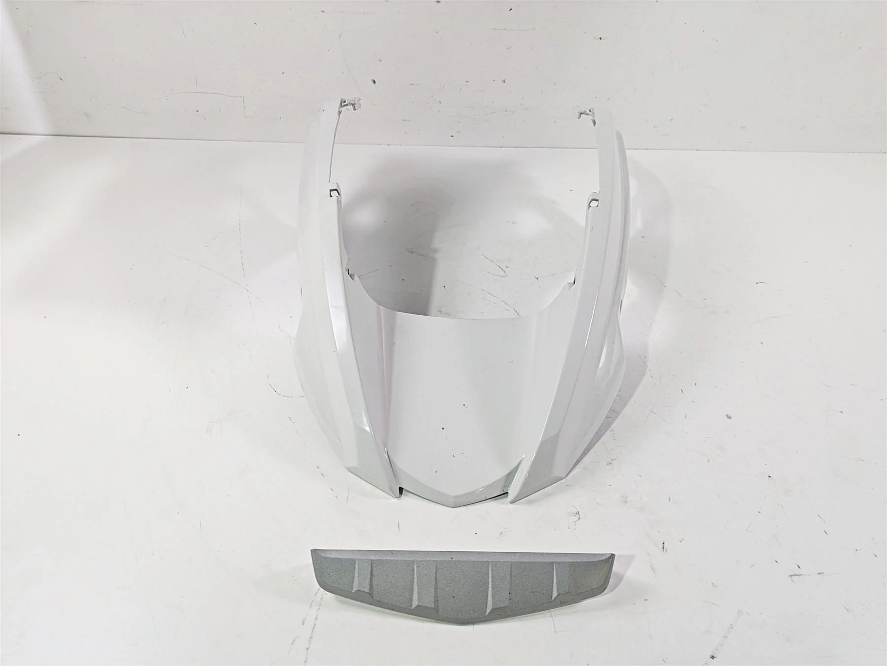 2010 BMW R1200GS K25 Front Upper Fender Alpin White 46617705227 46617705228 - Image 12