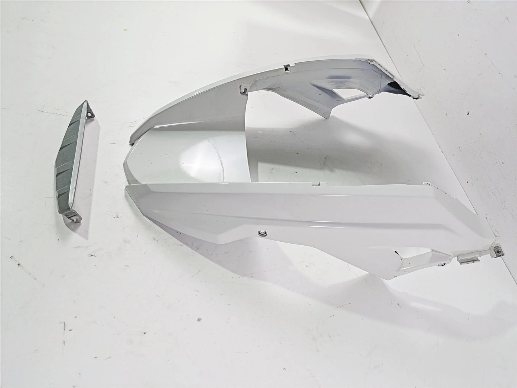 2010 BMW R1200GS K25 Front Upper Fender Alpin White 46617705227 46617705228 - Image 2