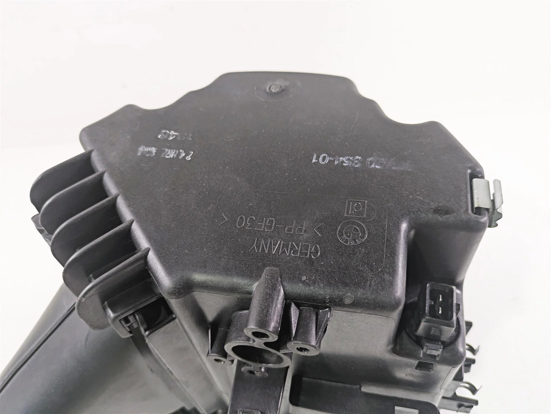 2010 BMW R1200GS K25 Air Box + Tubes & Front Air Ram 13717720354 - Image 6