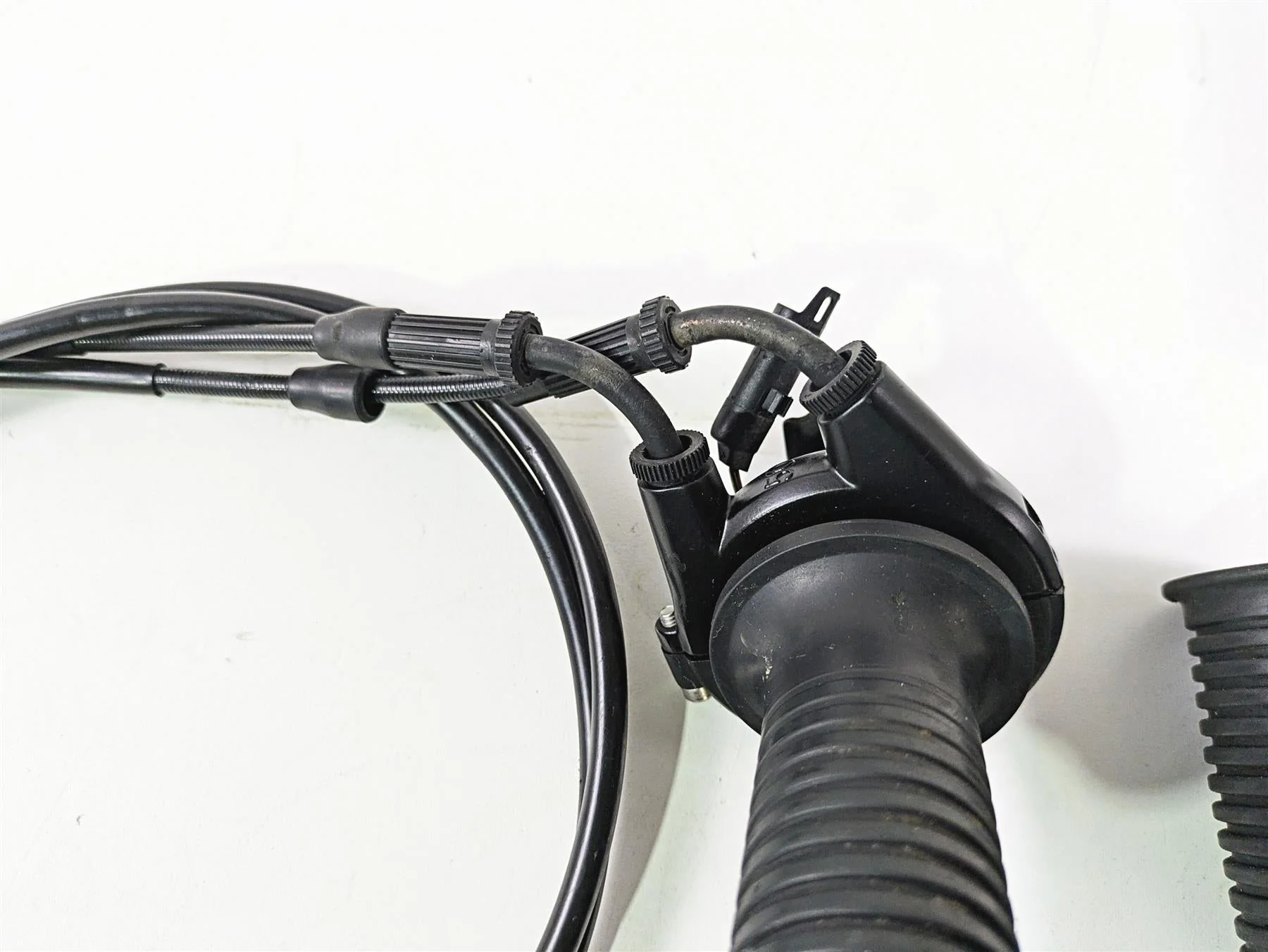 2010 BMW R1200RT K26 Heated Hand Grip Throttle Cable Set 61317713247 61317708236 - Image 3