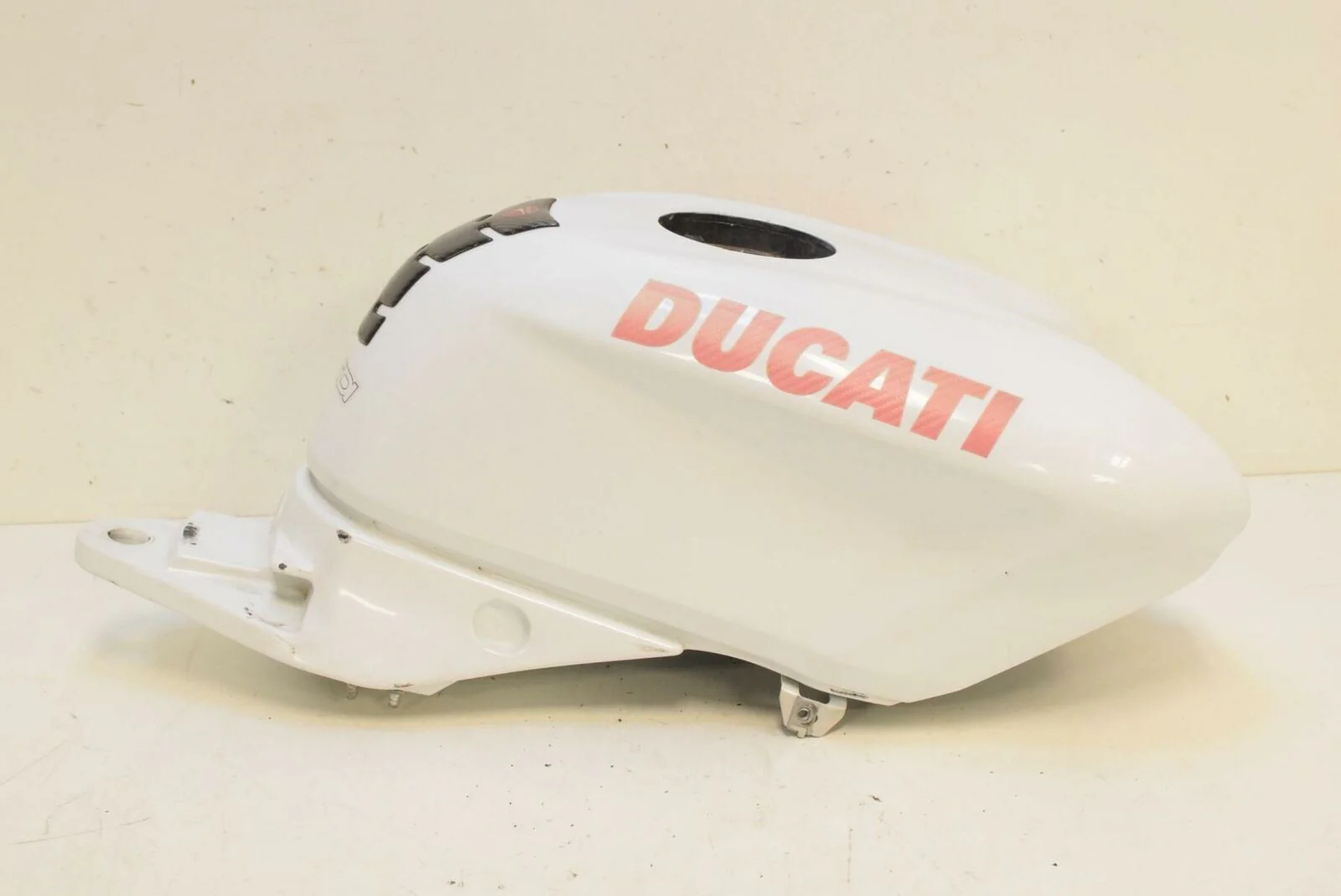 2010 Ducati 848 White Fuel Gas Petrol Tank  58611602 - Image 3