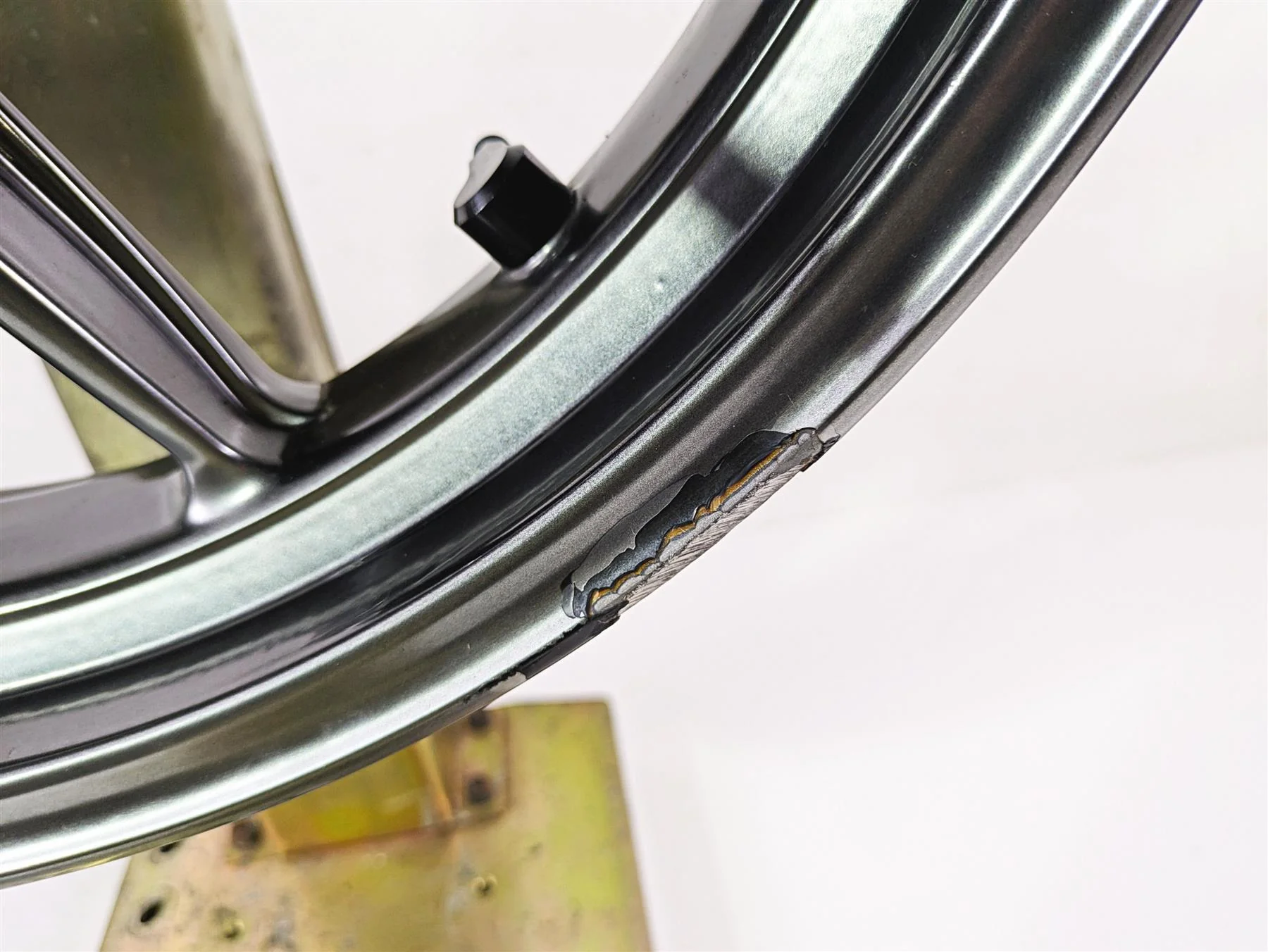 2010 Ducati Streetfighter 1098 S 17x3.5 Front Wheel Cast - Runout 50121151AF - Image 6