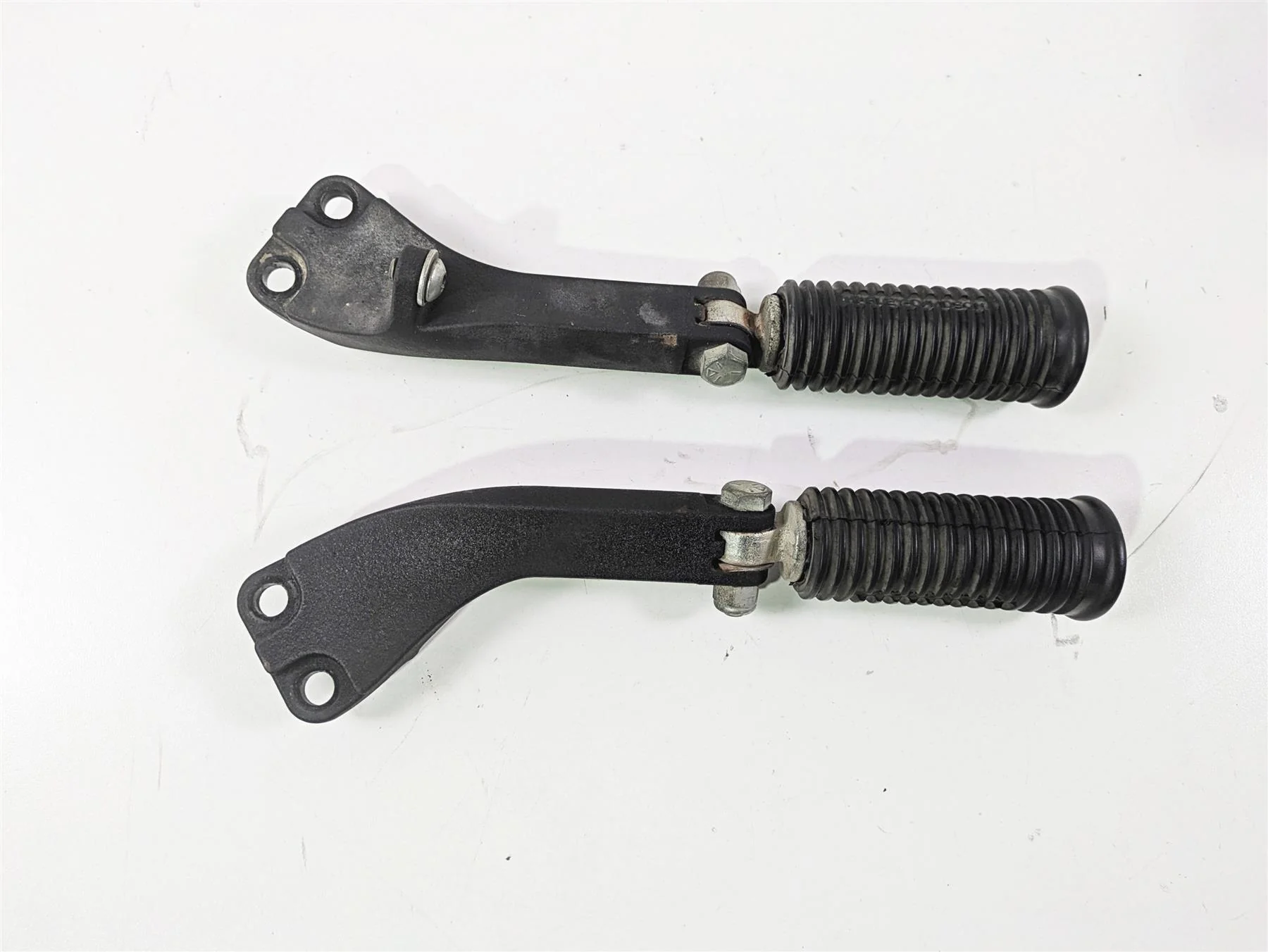 2010 Harley Dyna FXDB Street Bob Rear Passenger Footpeg Set 49224-06A 49230-06