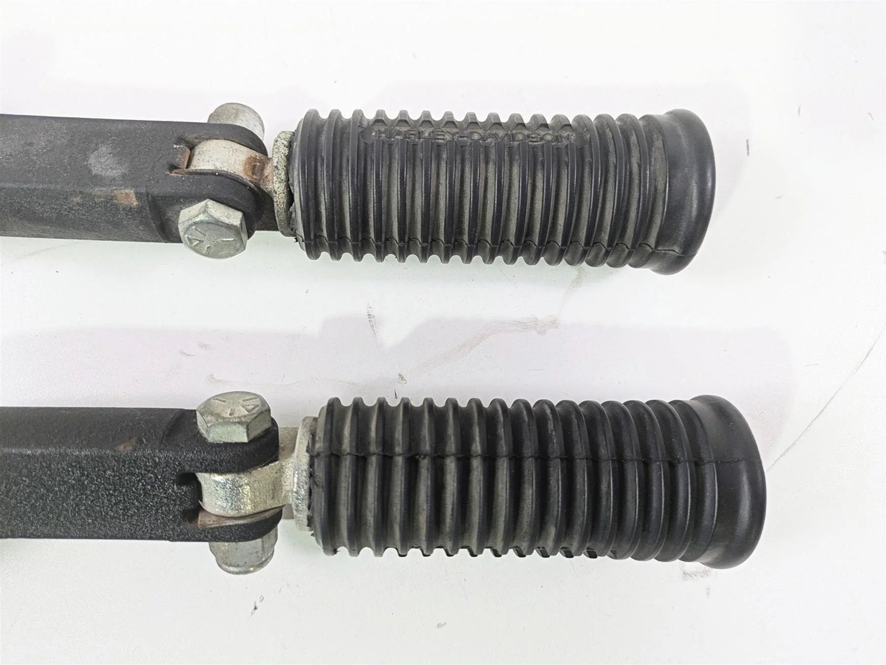 2010 Harley Dyna FXDB Street Bob Rear Passenger Footpeg Set 49224-06A 49230-06 - Image 2