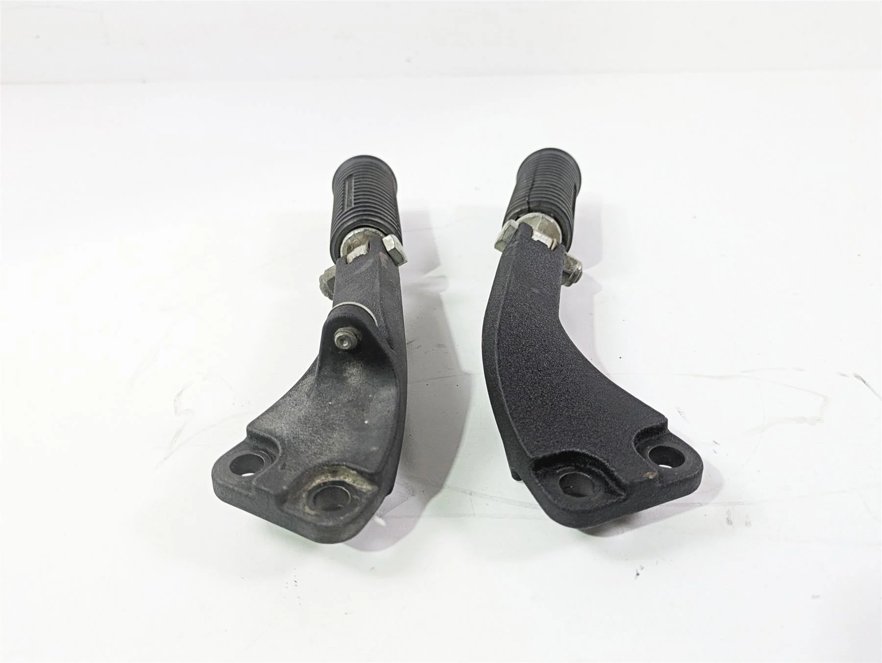 2010 Harley Dyna FXDB Street Bob Rear Passenger Footpeg Set 49224-06A 49230-06 - Image 5