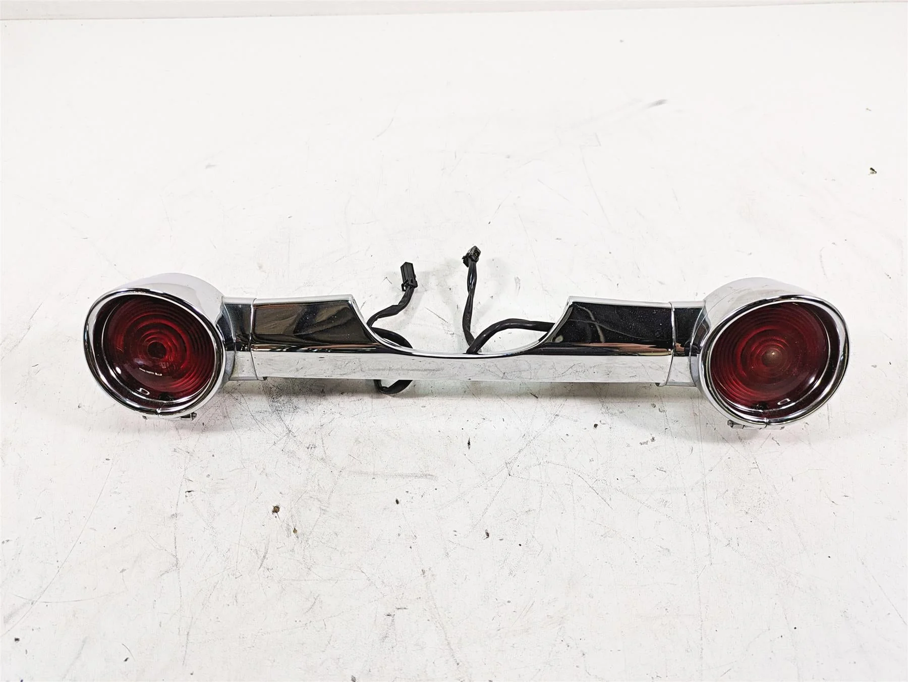 2010 Harley Touring FLHTCU Electra Glide Rear Blinker Turn Signal Bar 68510-74C