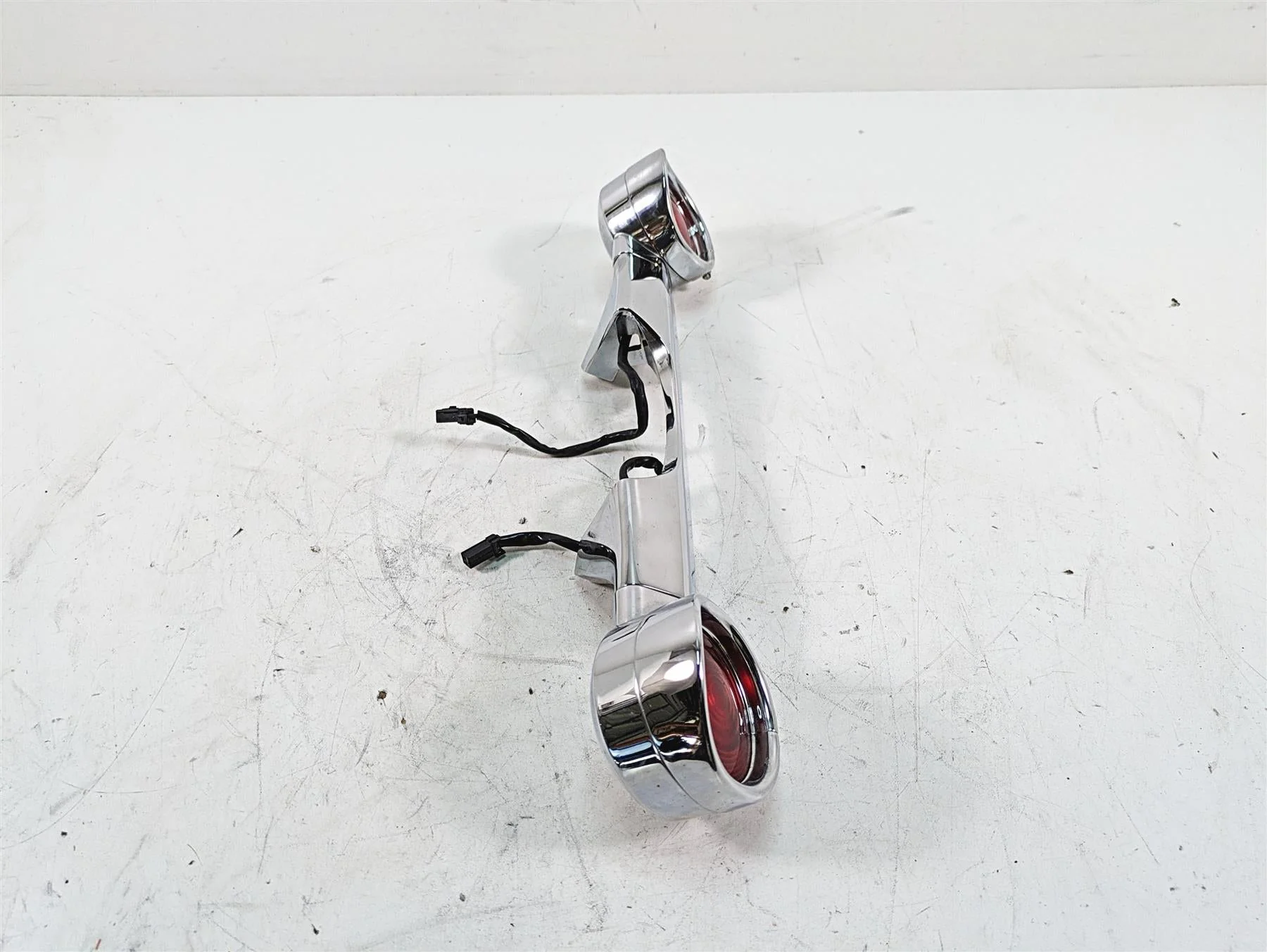 2010 Harley Touring FLHTCU Electra Glide Rear Blinker Turn Signal Bar 68510-74C - Image 4