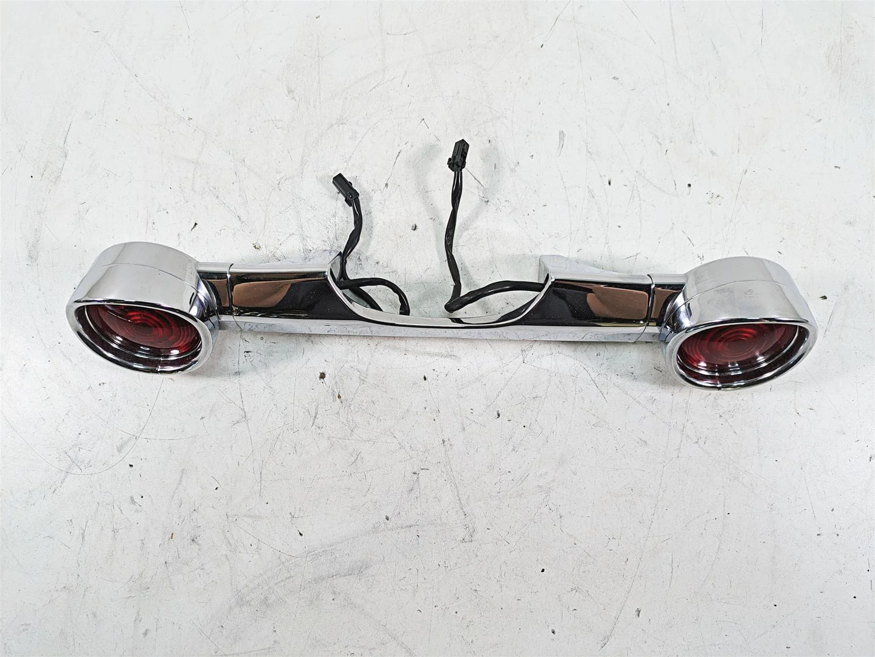 2010 Harley Touring FLHTCU Electra Glide Rear Blinker Turn Signal Bar 68510-74C - Image 5