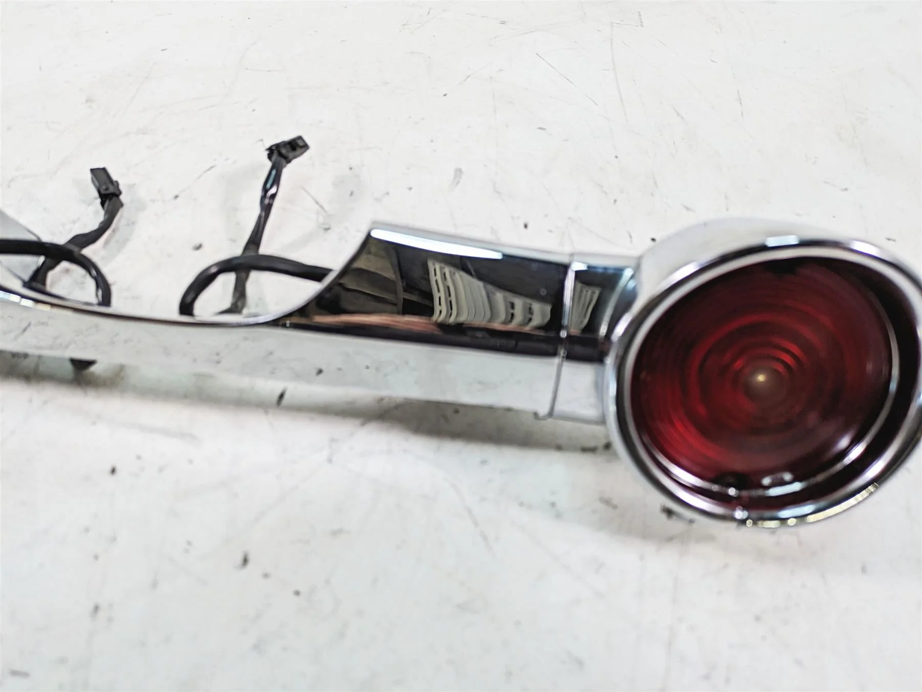 2010 Harley Touring FLHTCU Electra Glide Rear Blinker Turn Signal Bar 68510-74C - Image 8
