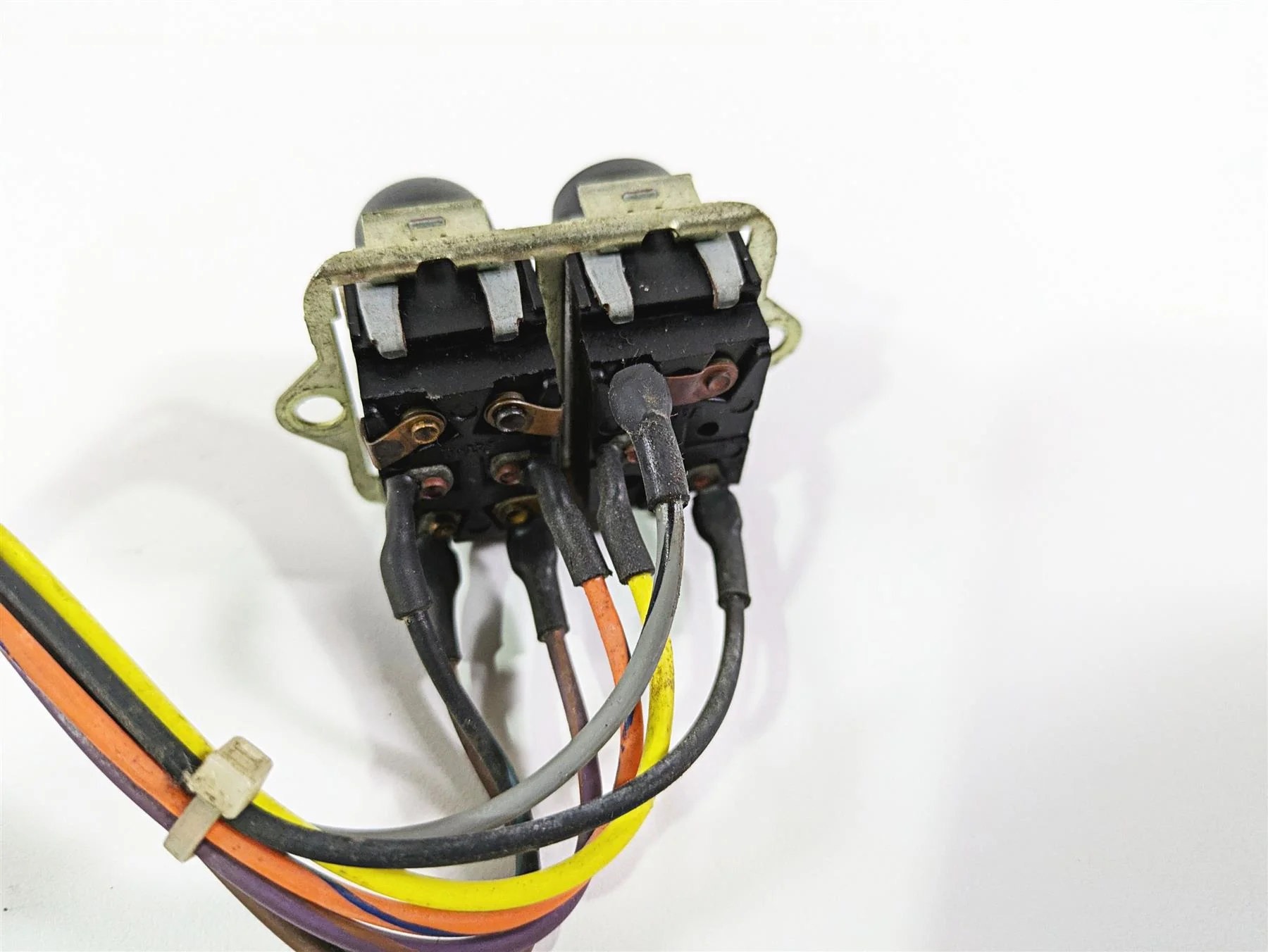 2010 Harley Touring FLHTK Electra Glide Auxiliary Switch Button Set 70271-98 - Image 12