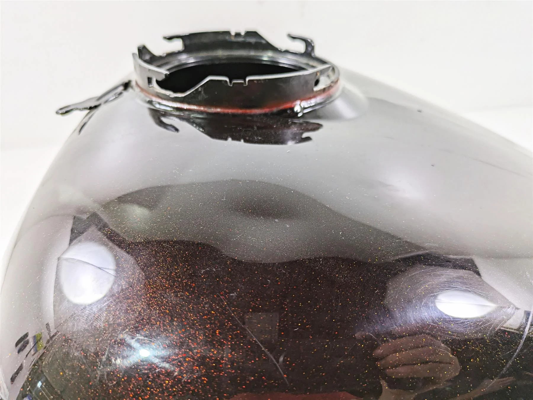 2010 Harley Touring FLHTK Electra Glide Fuel Petrol Gas Tank - Read 61356-08 - Image 3