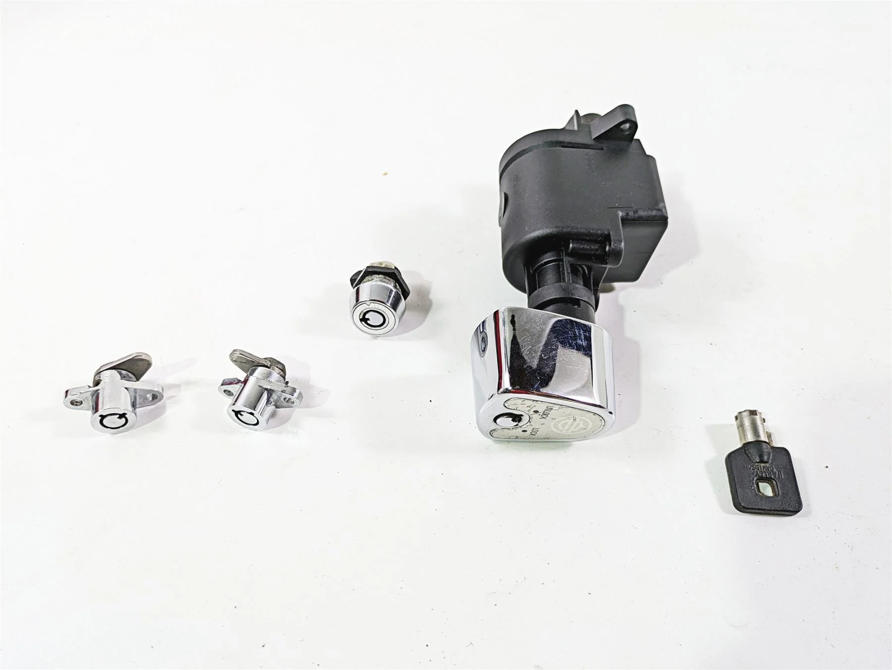 2010 Harley Touring FLHTK Electra Glide Ignition Switch Key Lock Set 71572-06