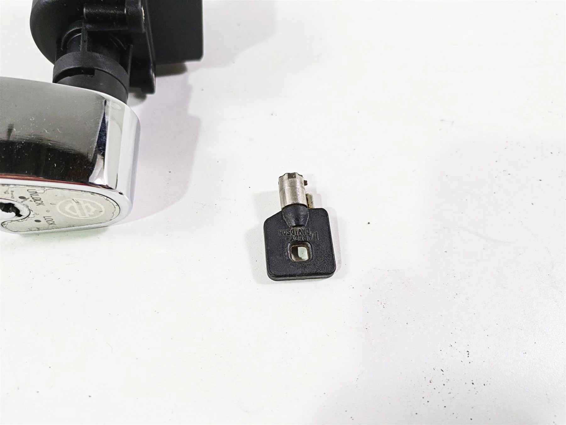2010 Harley Touring FLHTK Electra Glide Ignition Switch Key Lock Set 71572-06 - Image 4