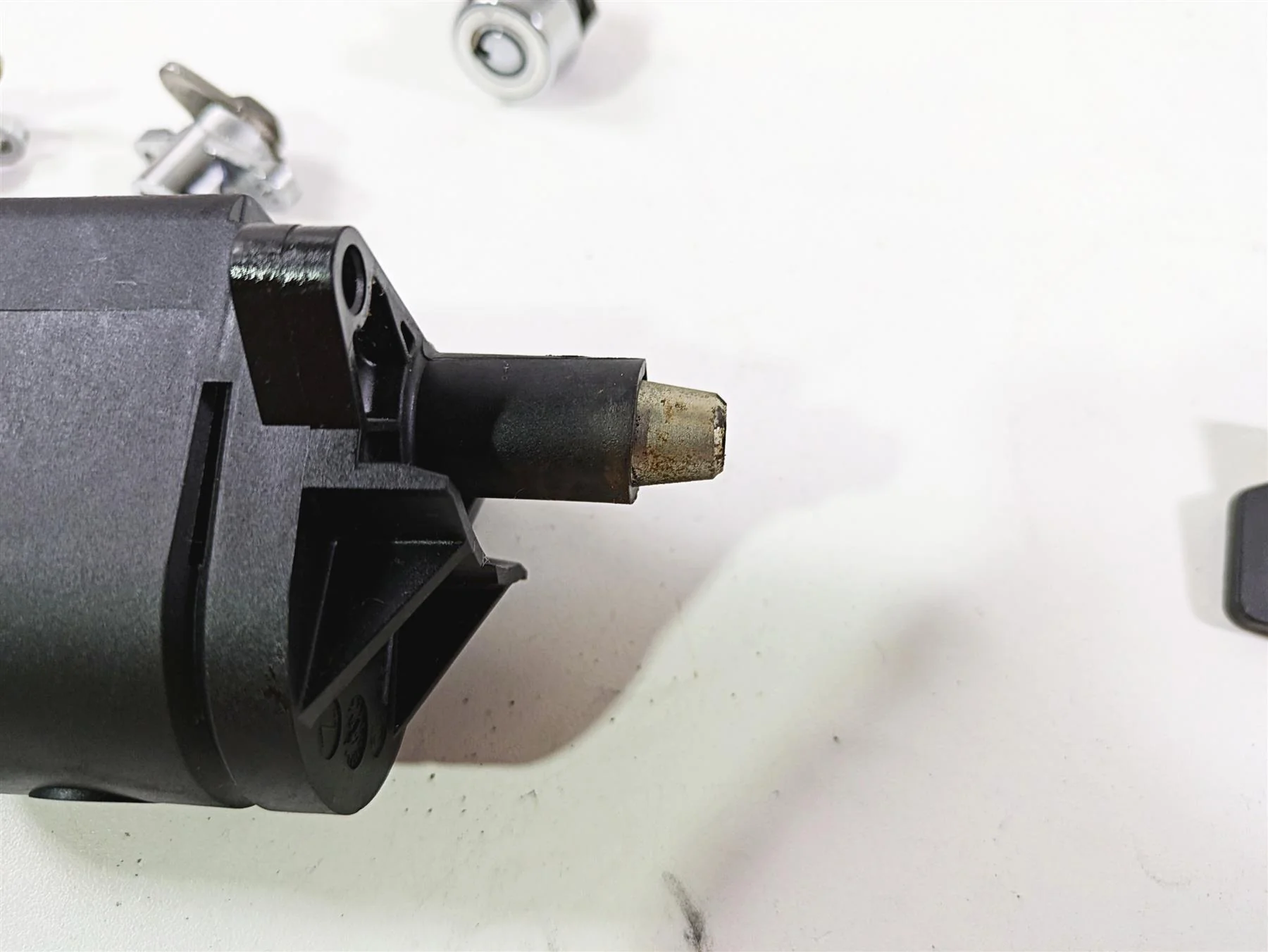 2010 Harley Touring FLHTK Electra Glide Ignition Switch Key Lock Set 71572-06 - Image 7