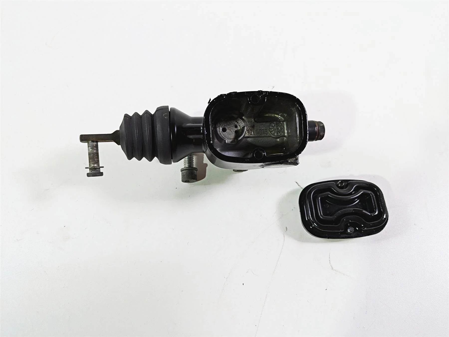2010 Harley Touring FLHTK Electra Glide Rear Brake Master Cylinder 41763-08C - Image 2