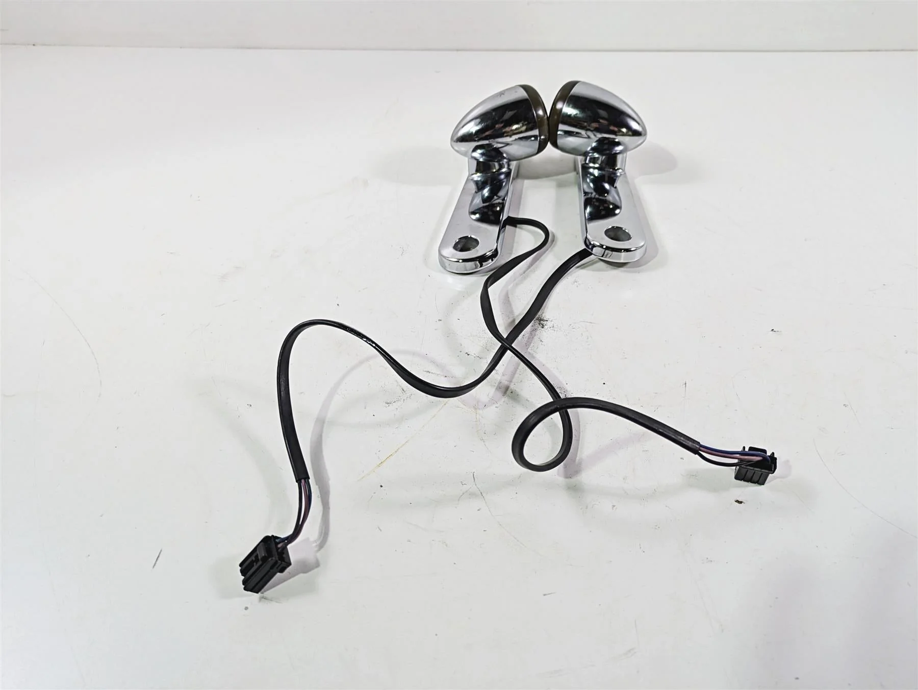 2010 Harley Touring FLHX Street Glide Front Blinker & Mounts 69278-06 69279-06 - Image 5