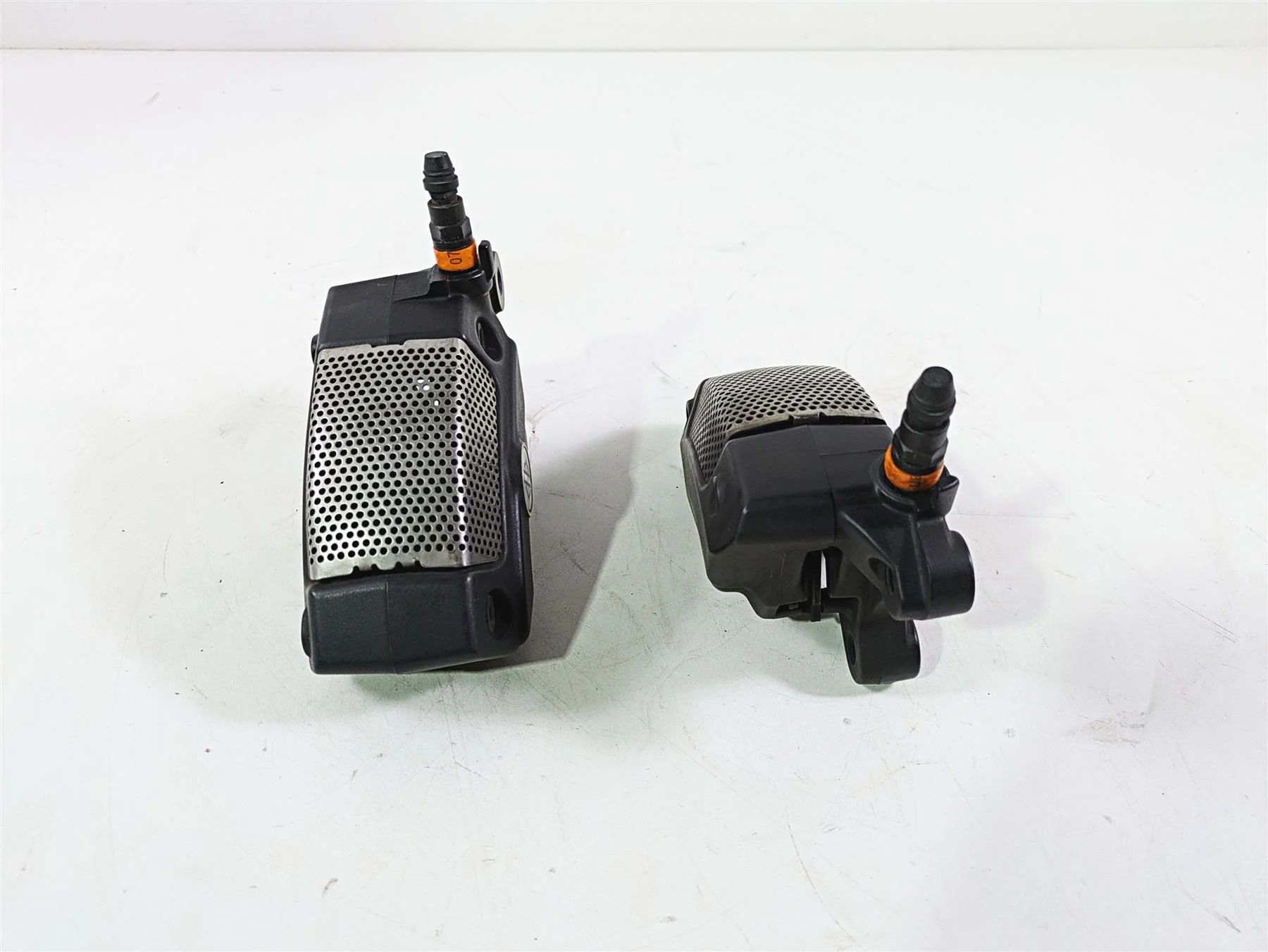 2010 Harley Touring FLHX Street Glide Front Brake Caliper Set 43027-08 44023-08 - Image 4