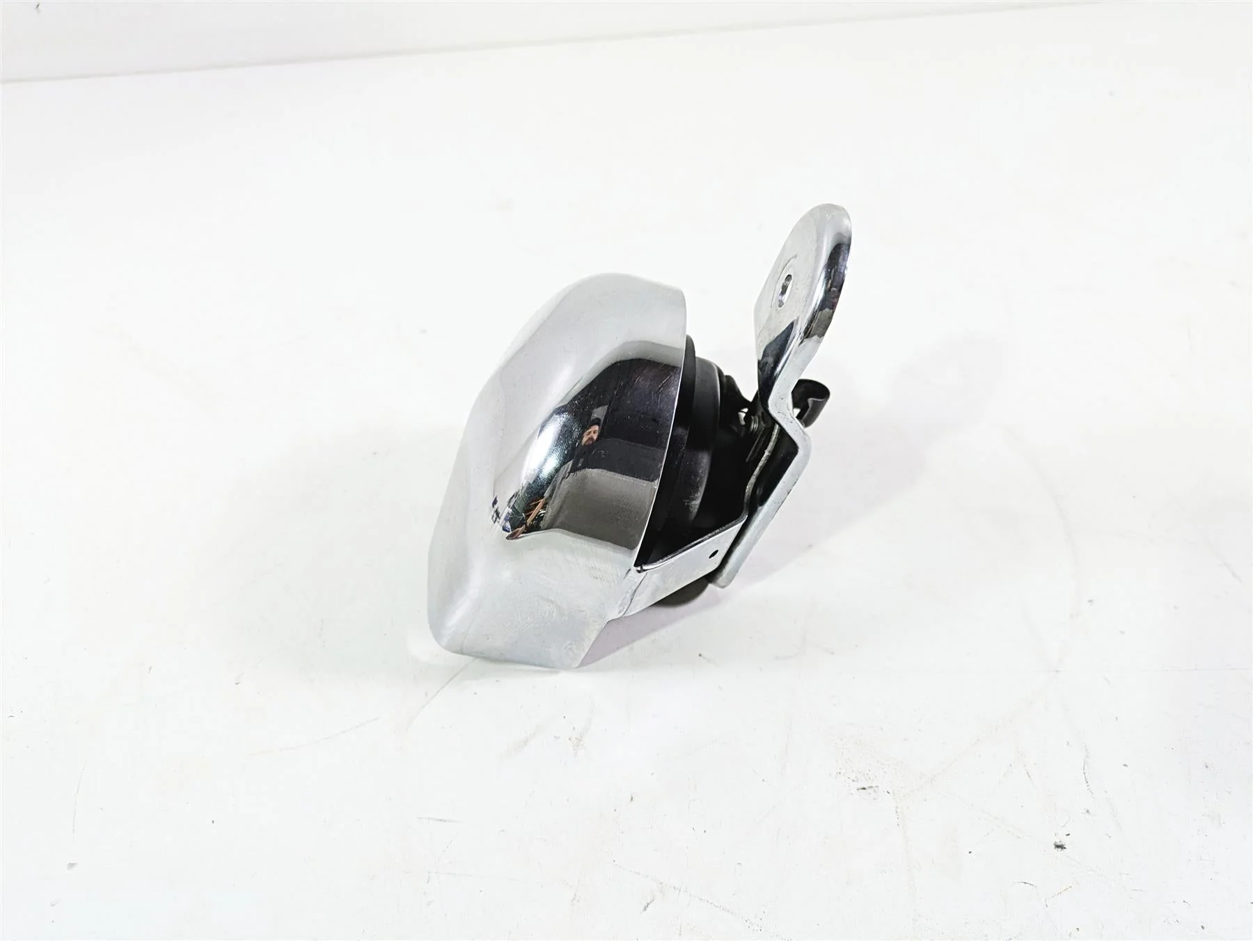 2010 Harley Touring FLHX Street Glide Horn & Chrome Cover 61300478A - Image 2