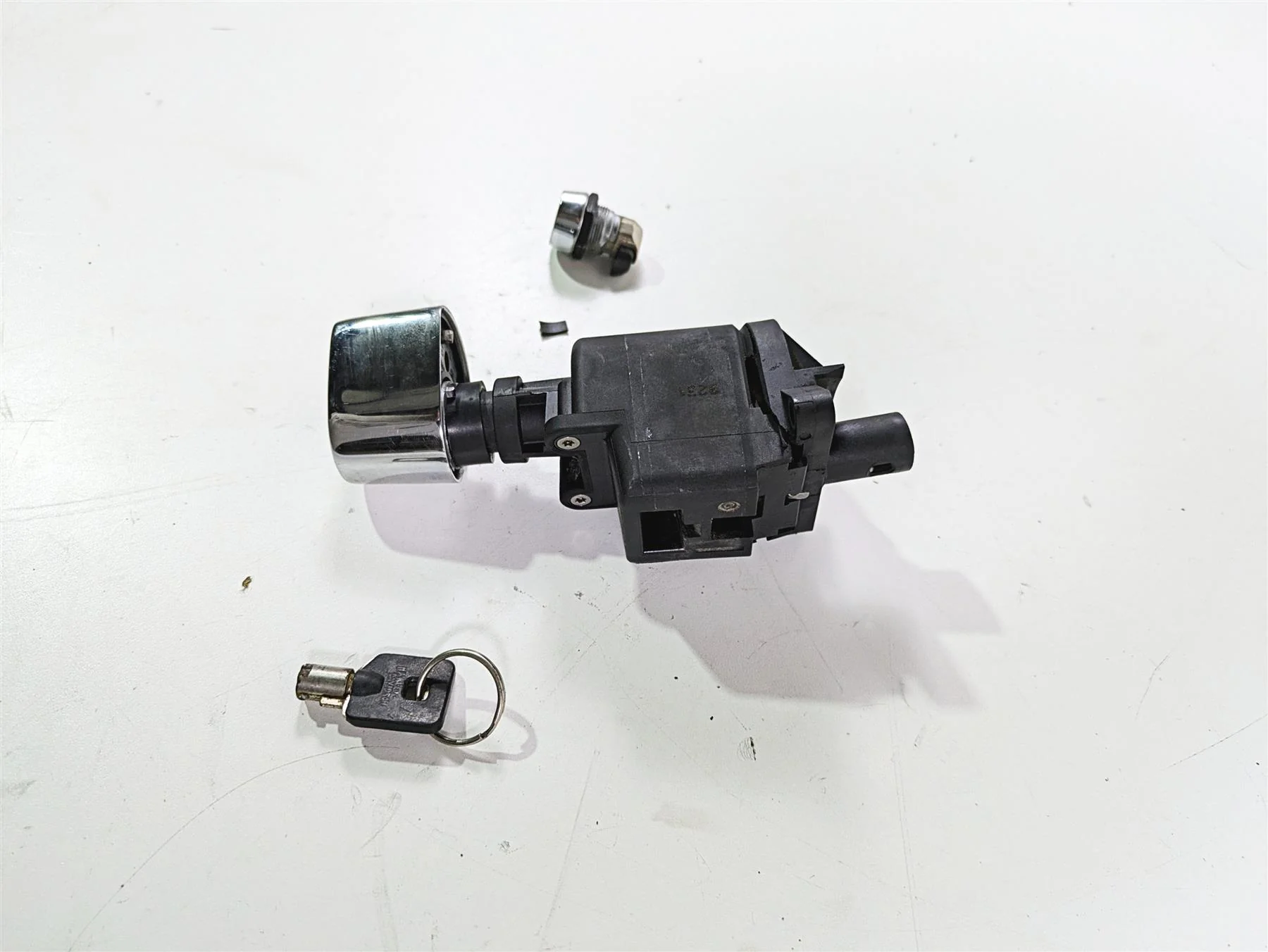2010 Harley Touring FLHX Street Glide Ignition Switch Key Lock FOR PART 71572-06 - Image 2