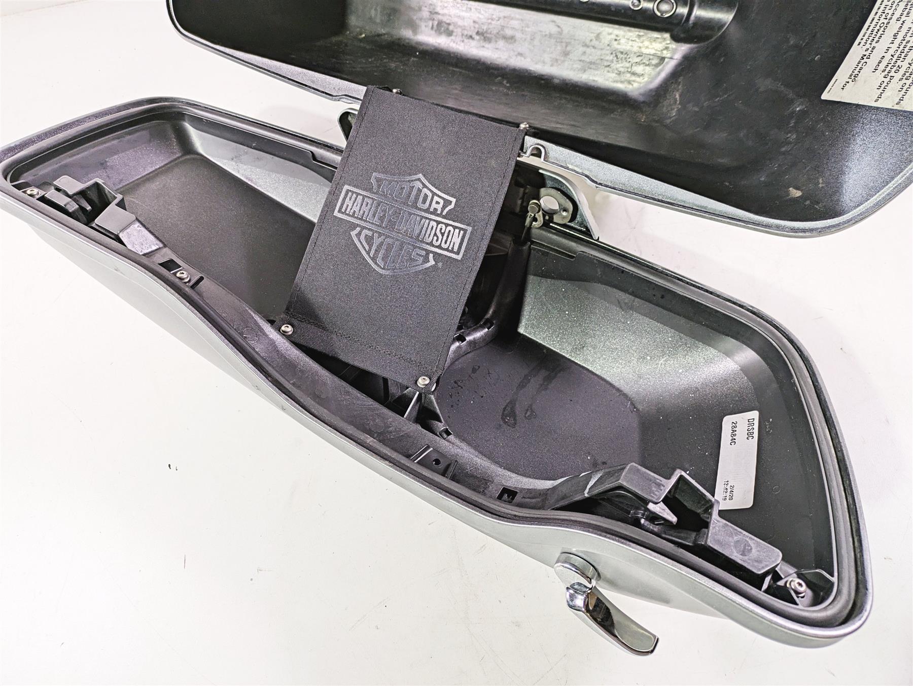 2010 Harley Touring FLHX Street Glide Right Saddlebag Saddle Bag READ 90752-93 - Image 9