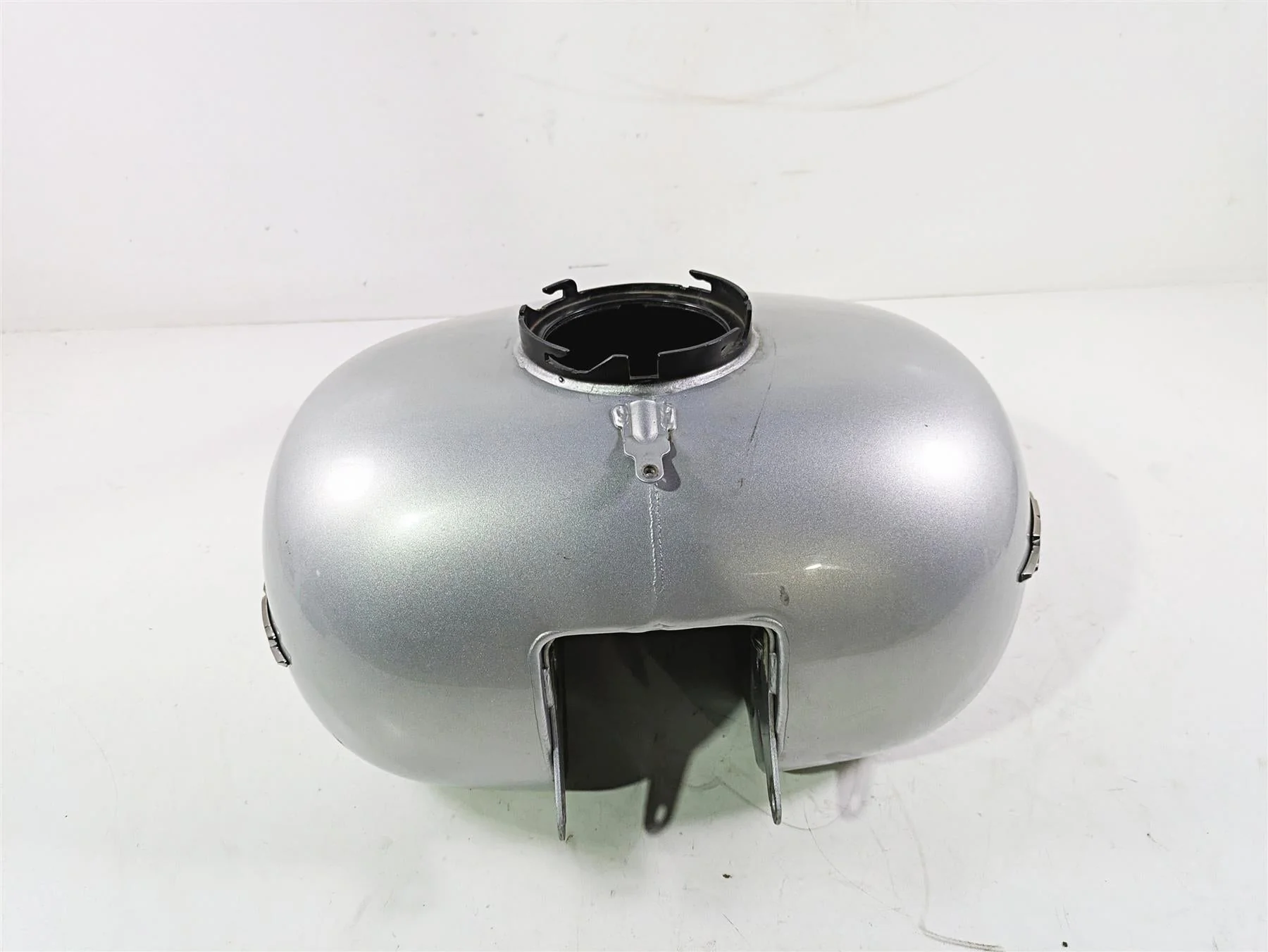 2010 Harley Touring FLHX Street Glide Silver Fuel Gas Petrol Tank 61356-08 - Image 2