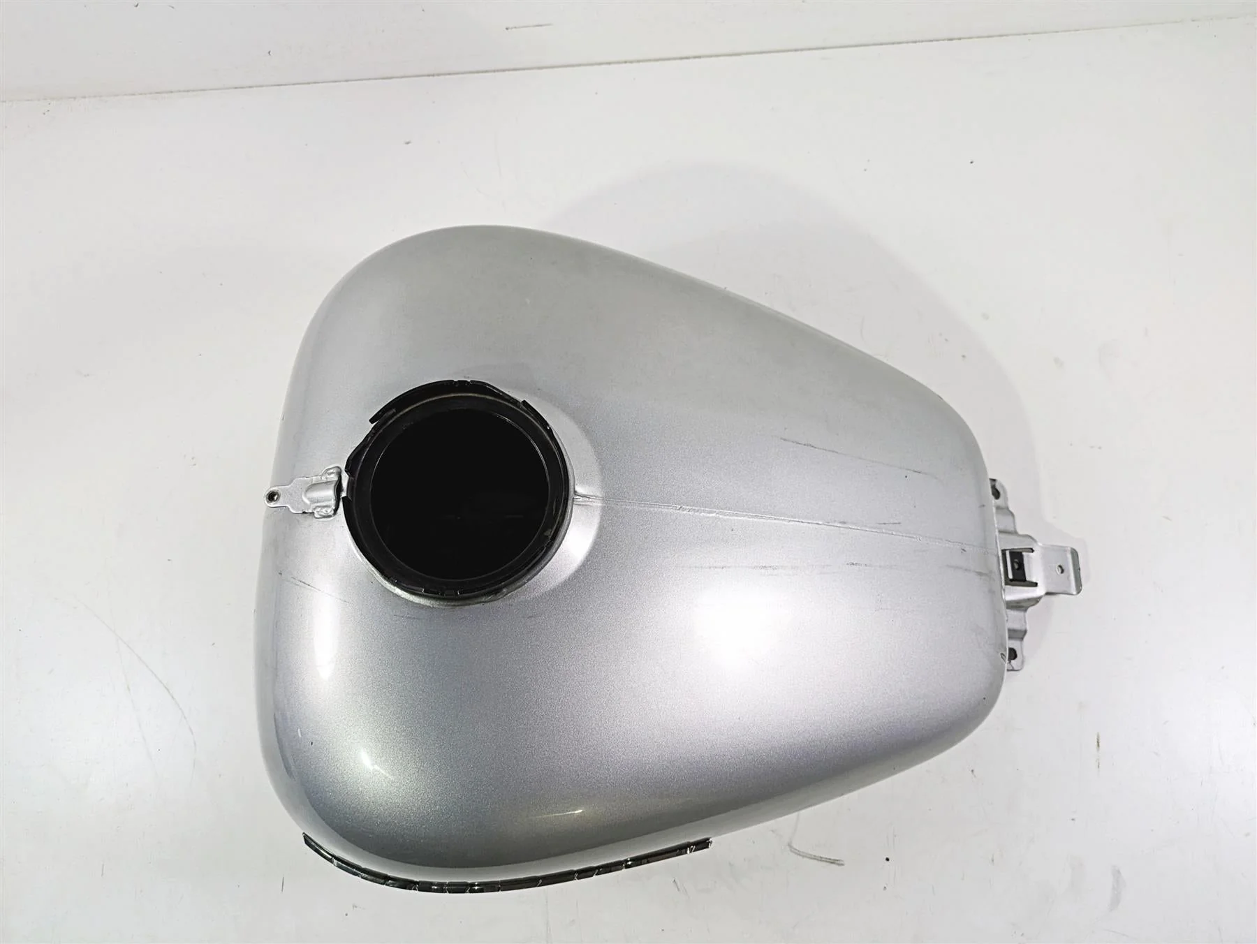 2010 Harley Touring FLHX Street Glide Silver Fuel Gas Petrol Tank 61356-08 - Image 3