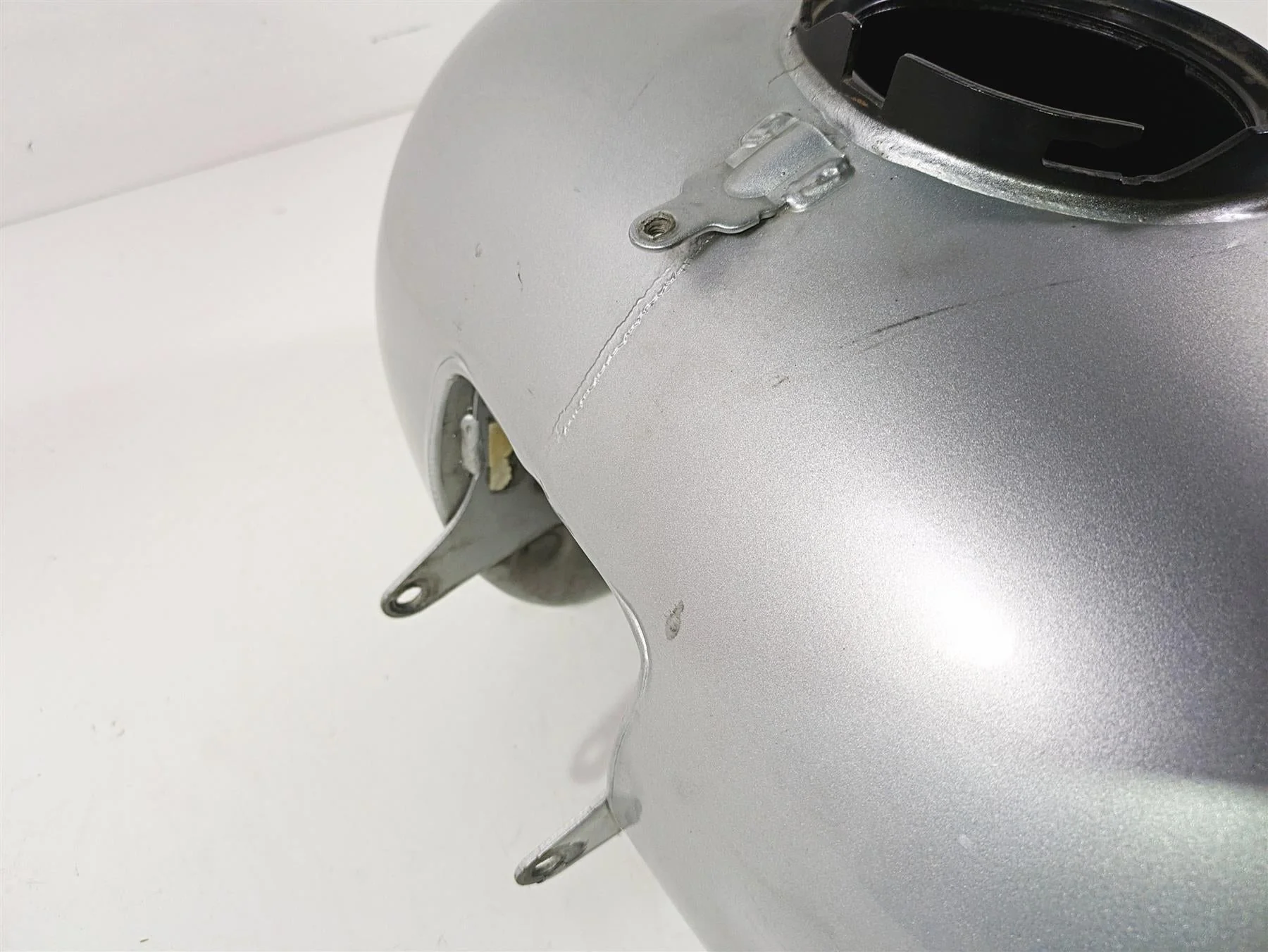 2010 Harley Touring FLHX Street Glide Silver Fuel Gas Petrol Tank 61356-08 - Image 6