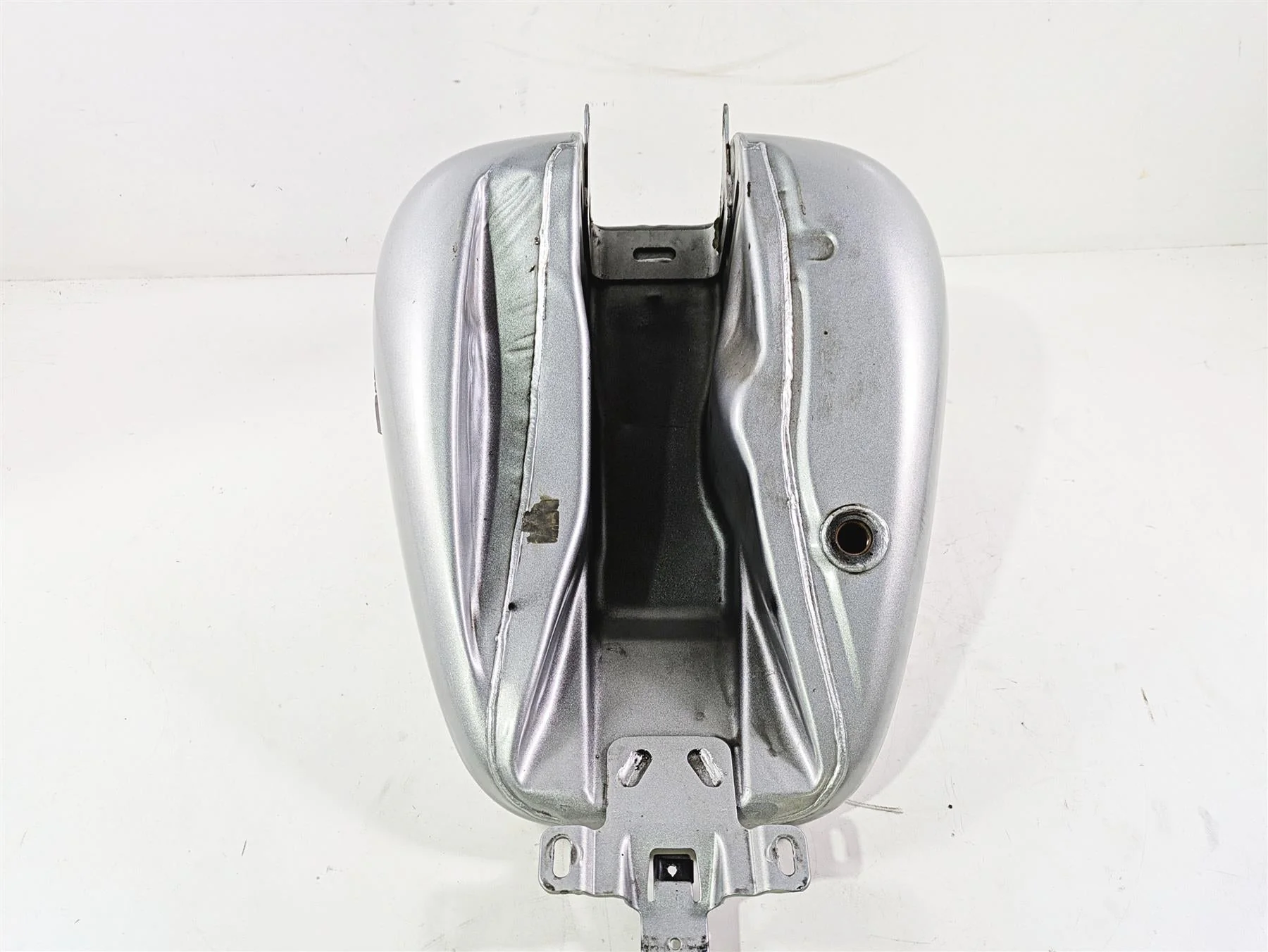 2010 Harley Touring FLHX Street Glide Silver Fuel Gas Petrol Tank 61356-08 - Image 9