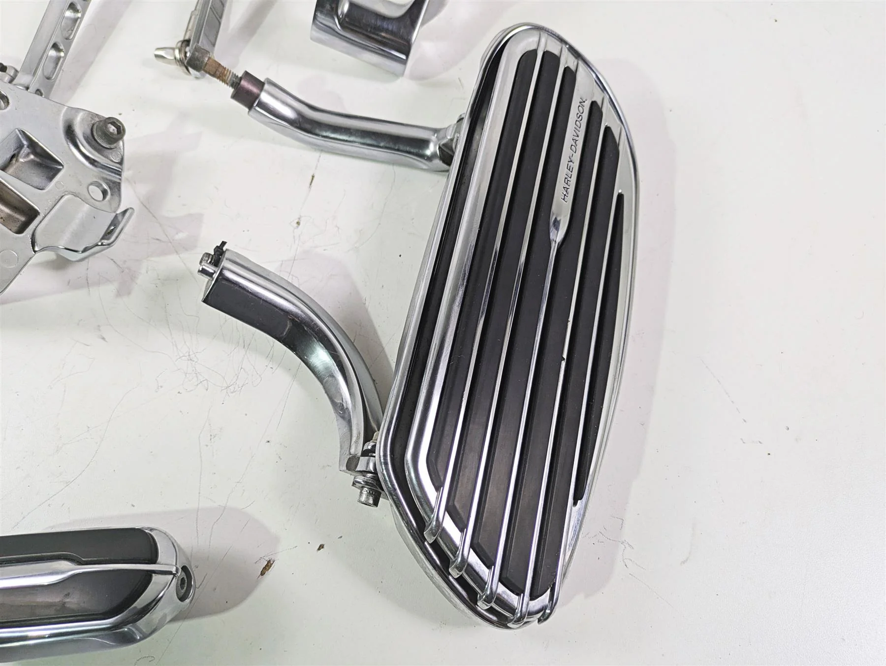 2010 Harley Touring FLHXSE CVO Street Glide Floorboard Footpeg Set Read 51498-09 - Image 2