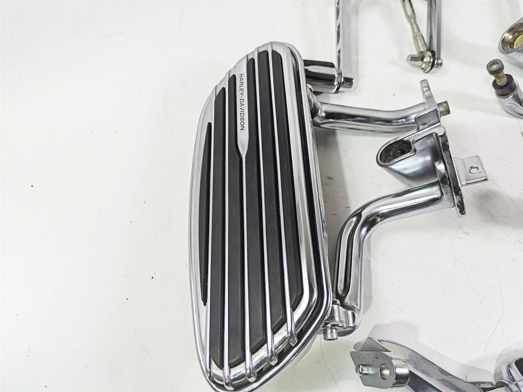 2010 Harley Touring FLHXSE CVO Street Glide Floorboard Footpeg Set Read 51498-09 - Image 3
